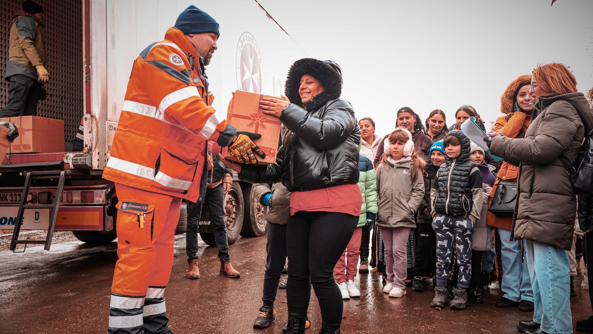 Johanniter-Weihnachtstrucker 2025: Über 80.000 Pakete verteilt – 1.400 aus Oberfranken