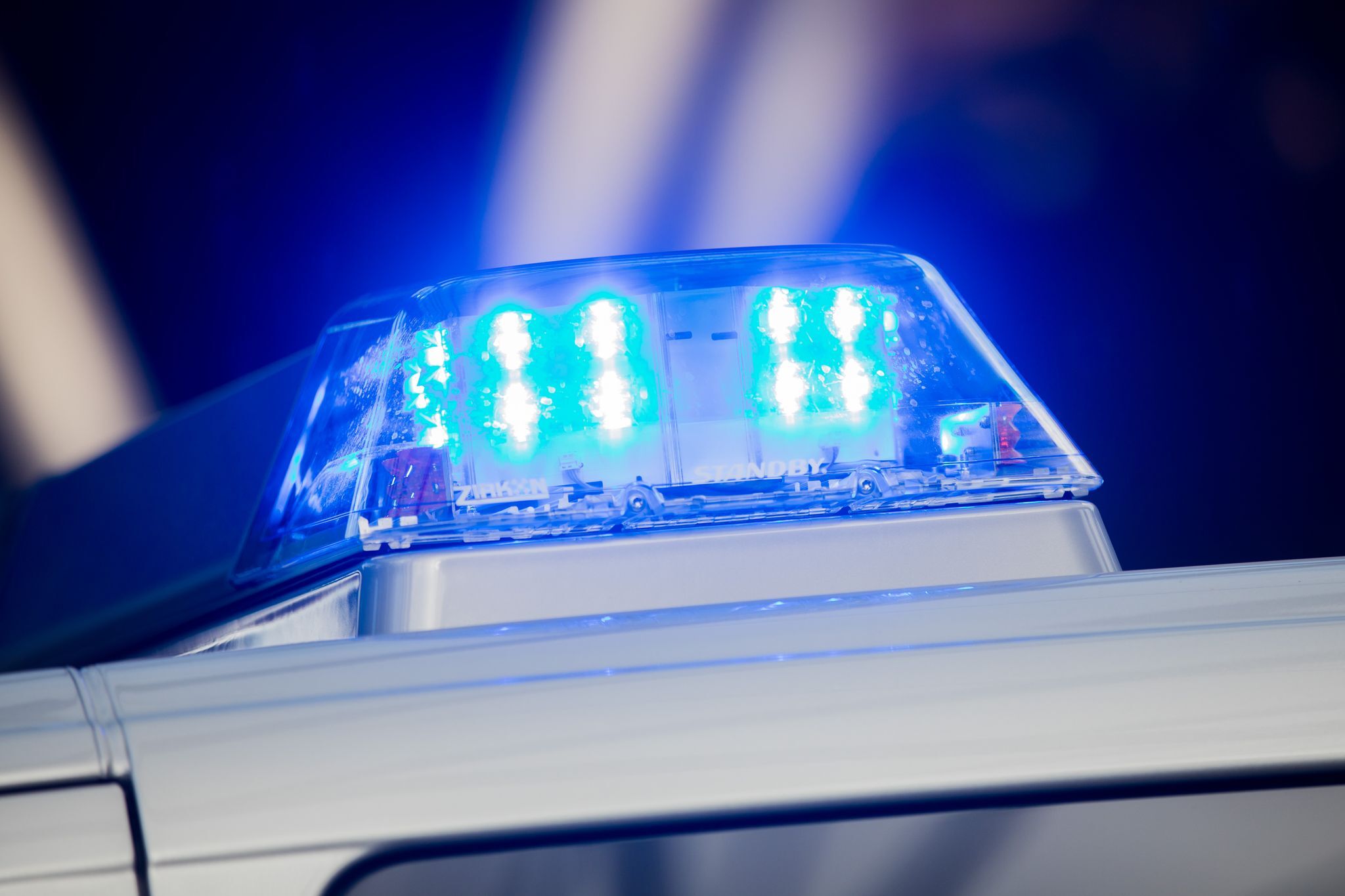 Mann parkt gestohlenes Motorrad im Wohnzimmer