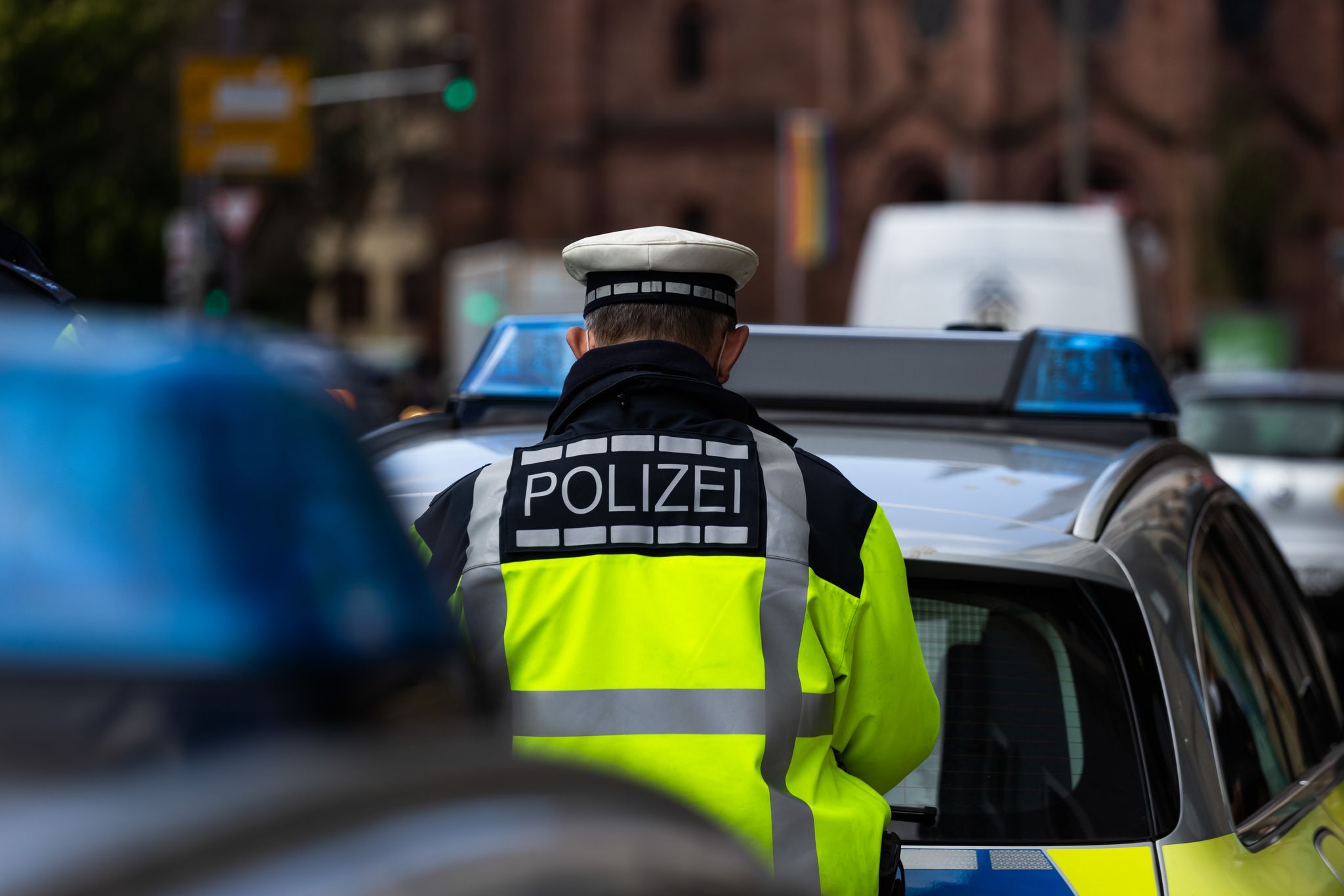 Mann schlägt Polizistin Zahn aus