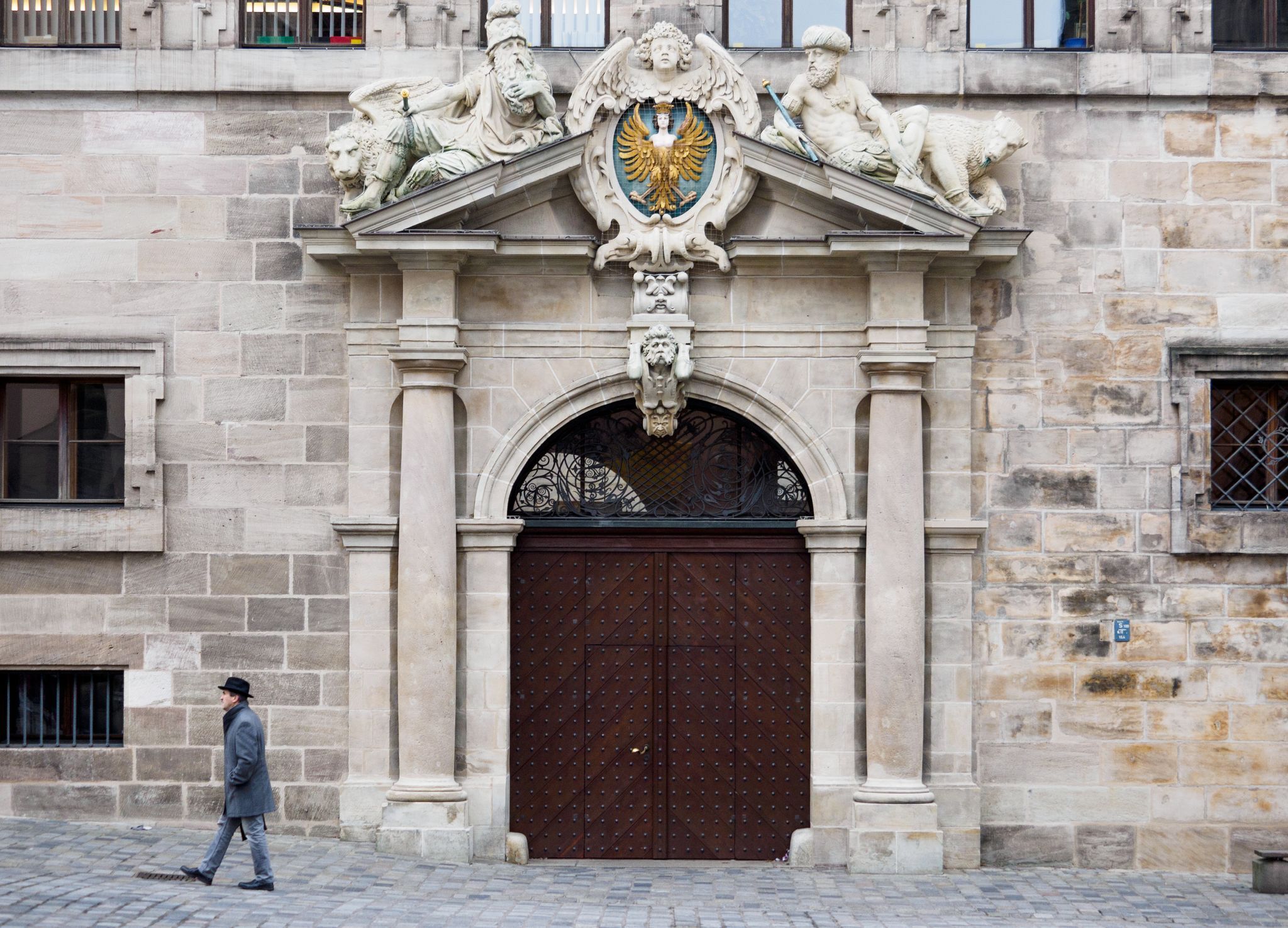 Unbekannte demolieren Ausstellung zu Menschenrechten