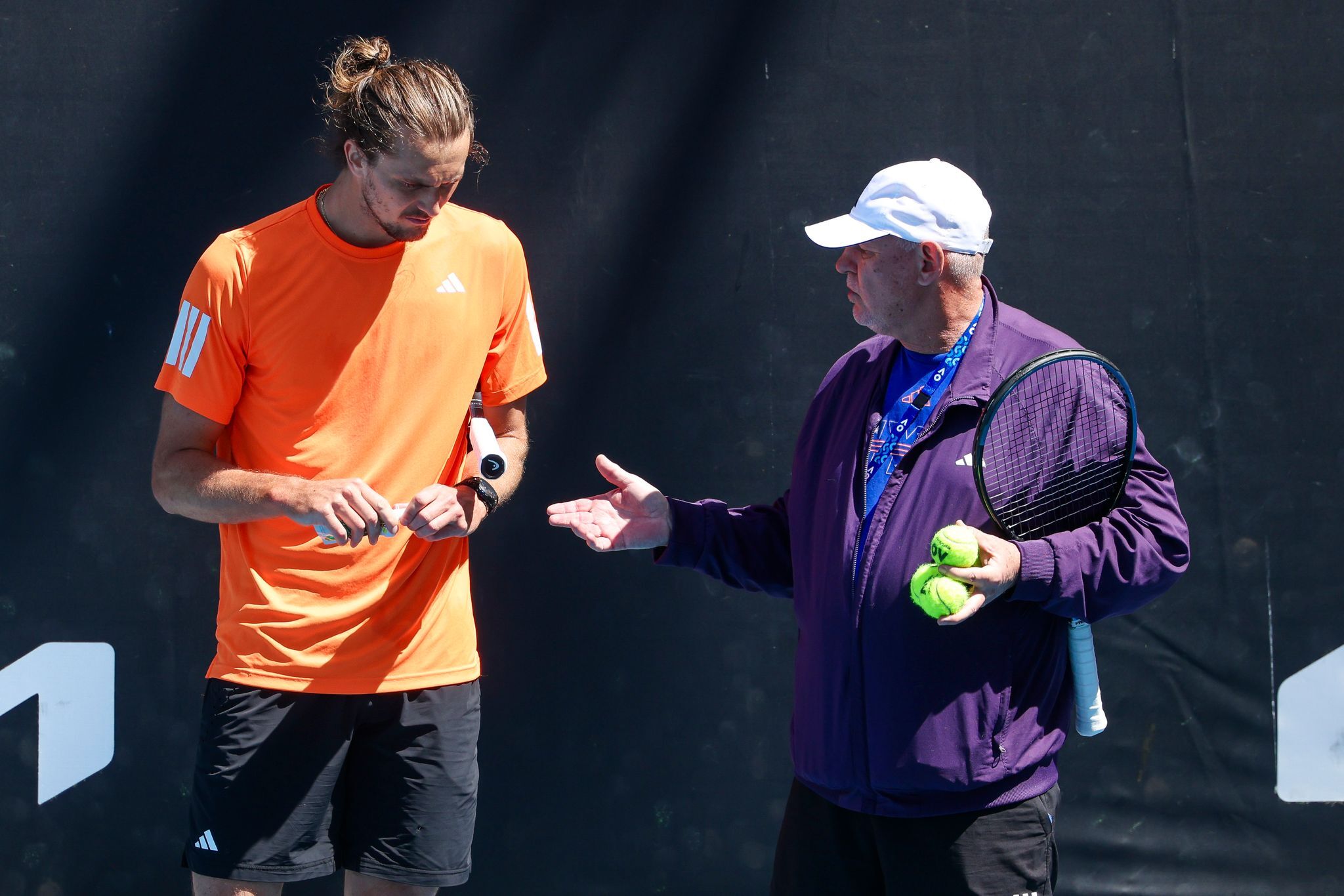 Nach Schrecksekunde: Zverev trainiert normal in Melbourne