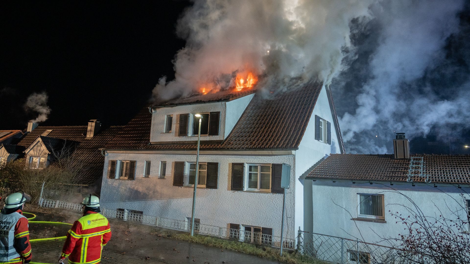 Dachstuhlbrand im Kreis Lichtenfels in der Nacht