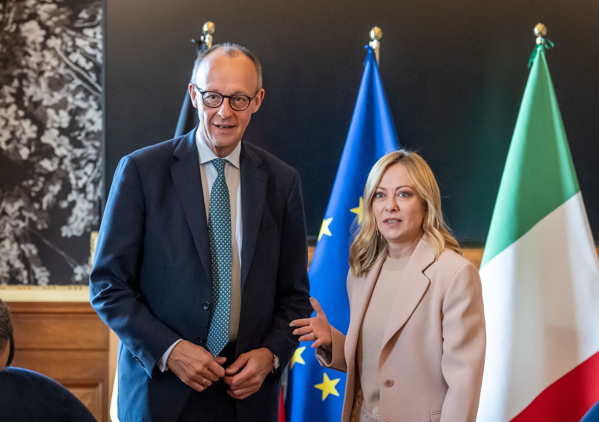 Merz mit zehn Ministern bei Meloni