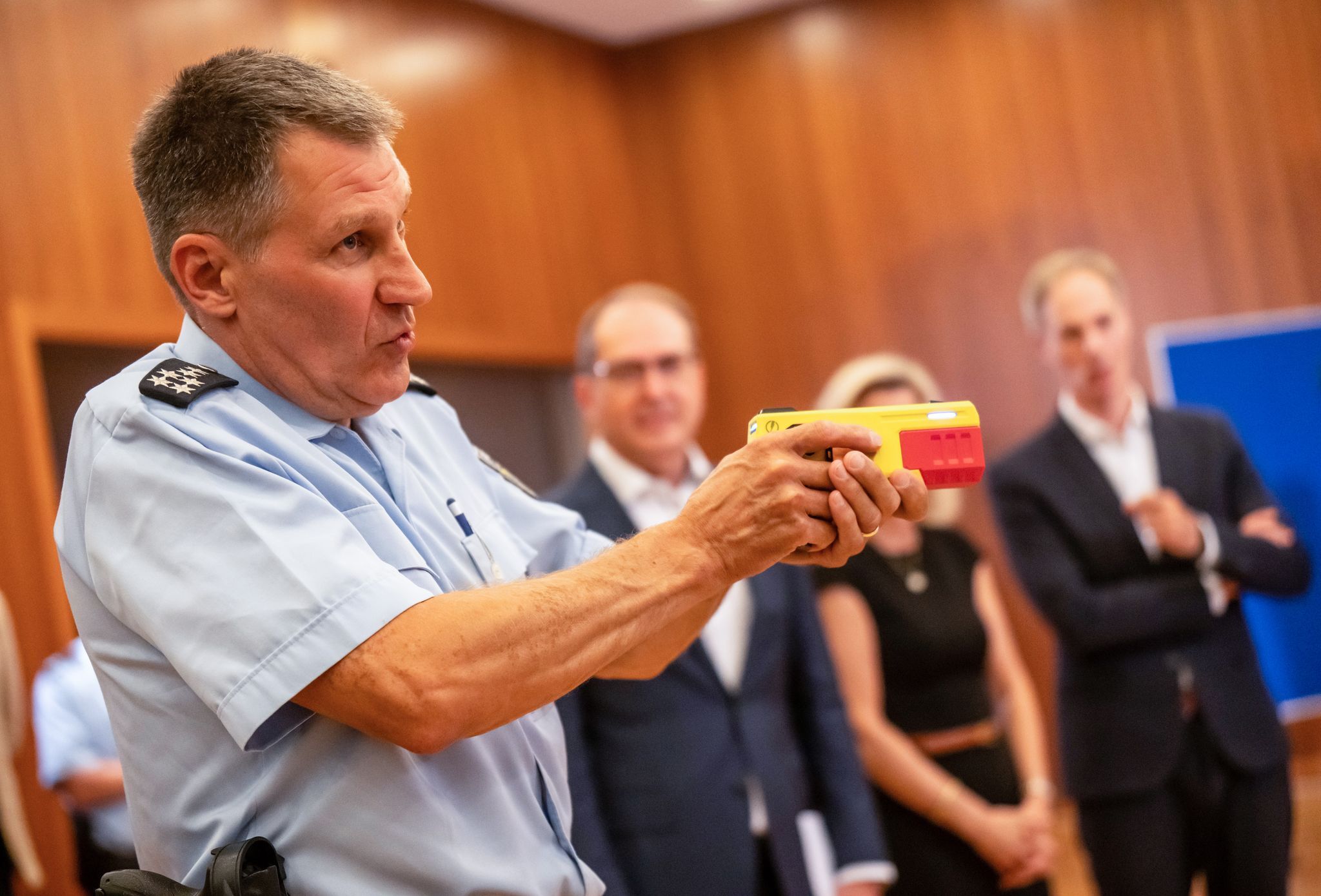 Tödliche Schüsse aus der Dienstwaffe: Mehr Taser für Polizei