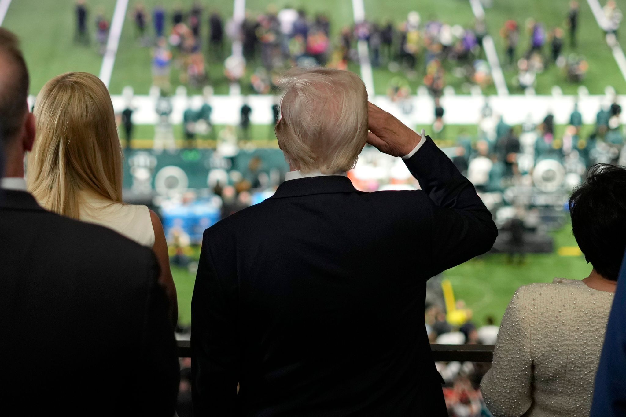 Trump bleibt Super Bowl fern und kritisiert Sänger