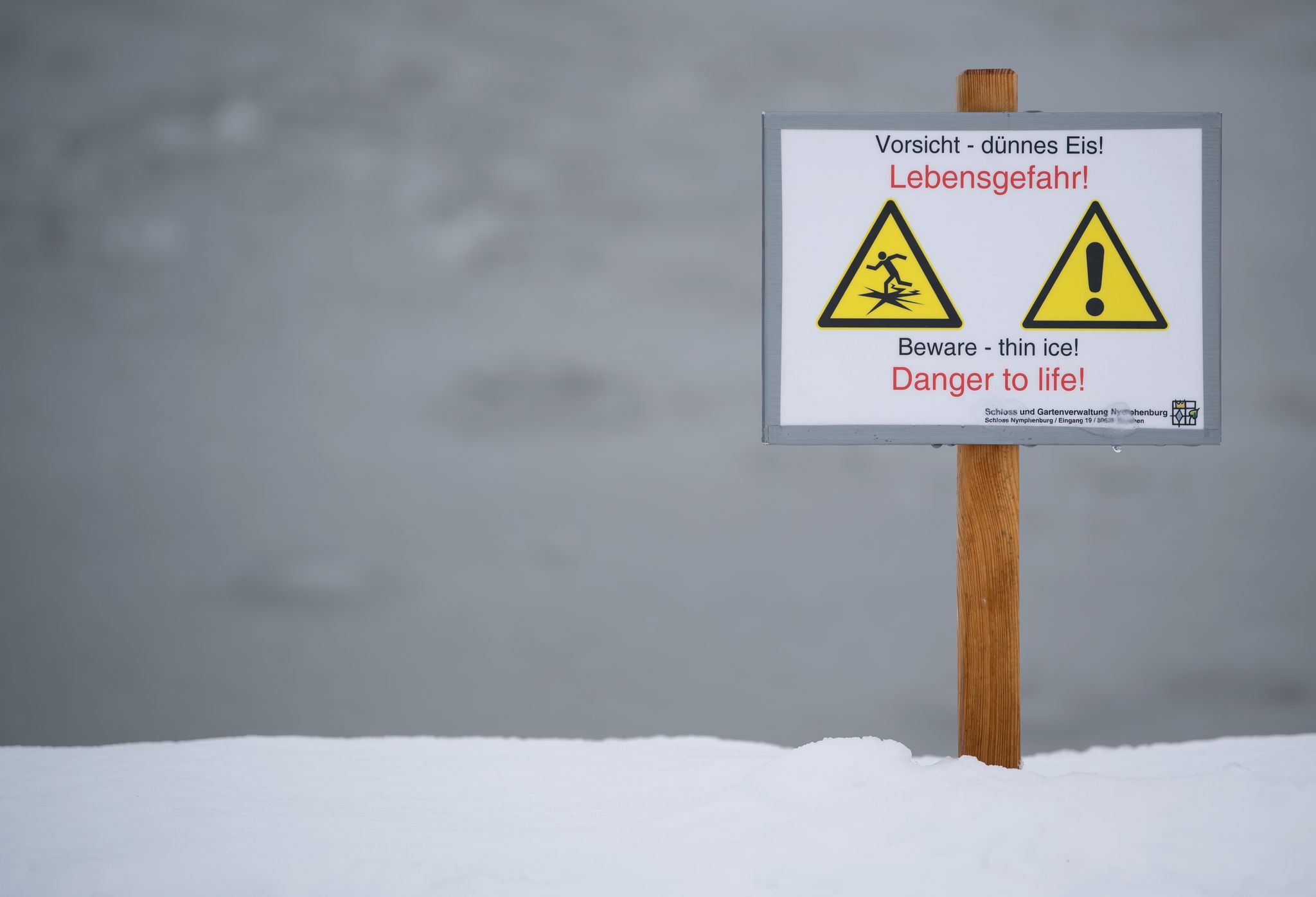 Kind bricht durch Eis und fällt in Bach – Frau greift ein