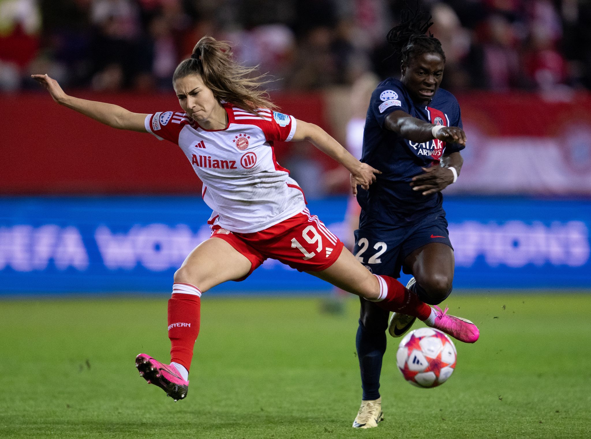 Bayern-Fußballerinnen verlängern mit Naschenweng