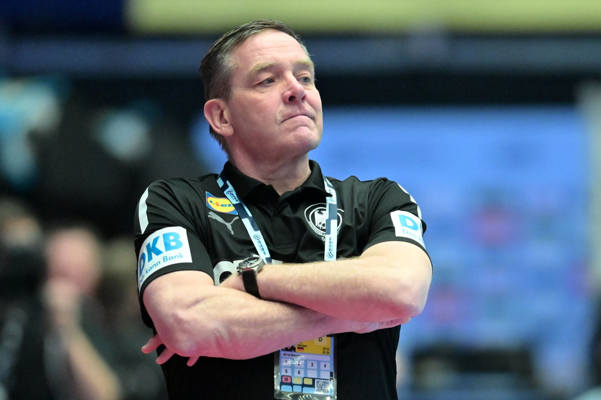 Pleite gegen Dänemark: Handballer zittern ums EM-Halbfinale