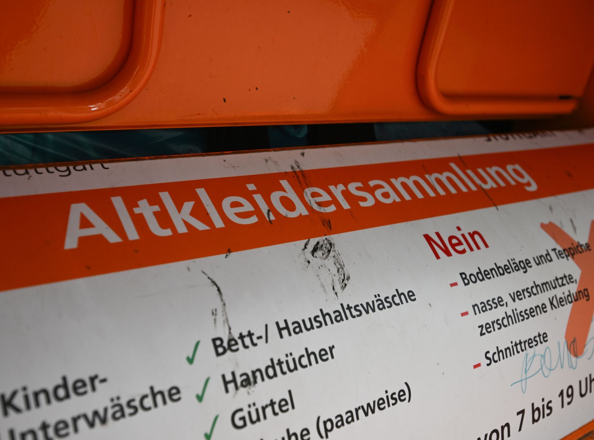 Toter Hund an Altkleidercontainer abgelegt