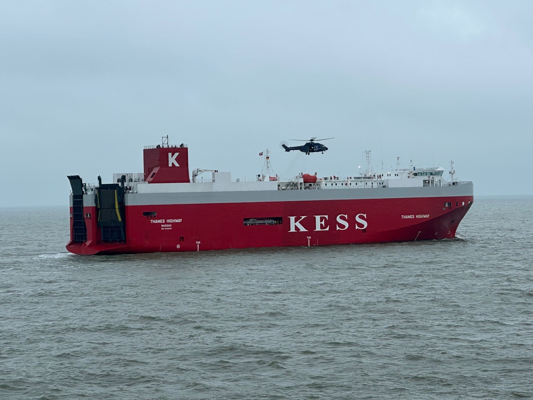 Feuer an Bord: Manövrierunfähiger Frachter wird abgeschleppt