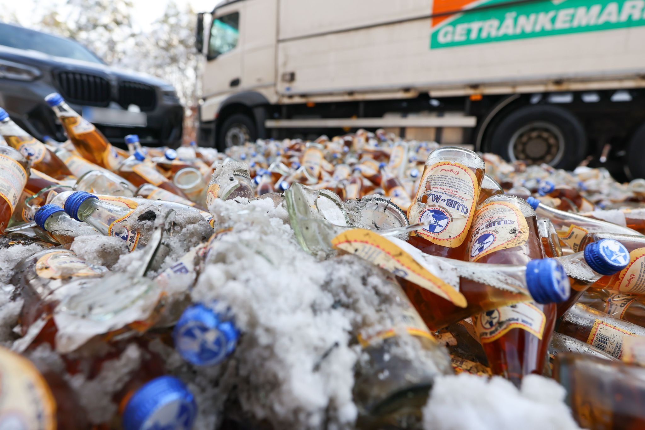 Lastwagen verliert rund 240 Getränkekästen auf Bundesstraße