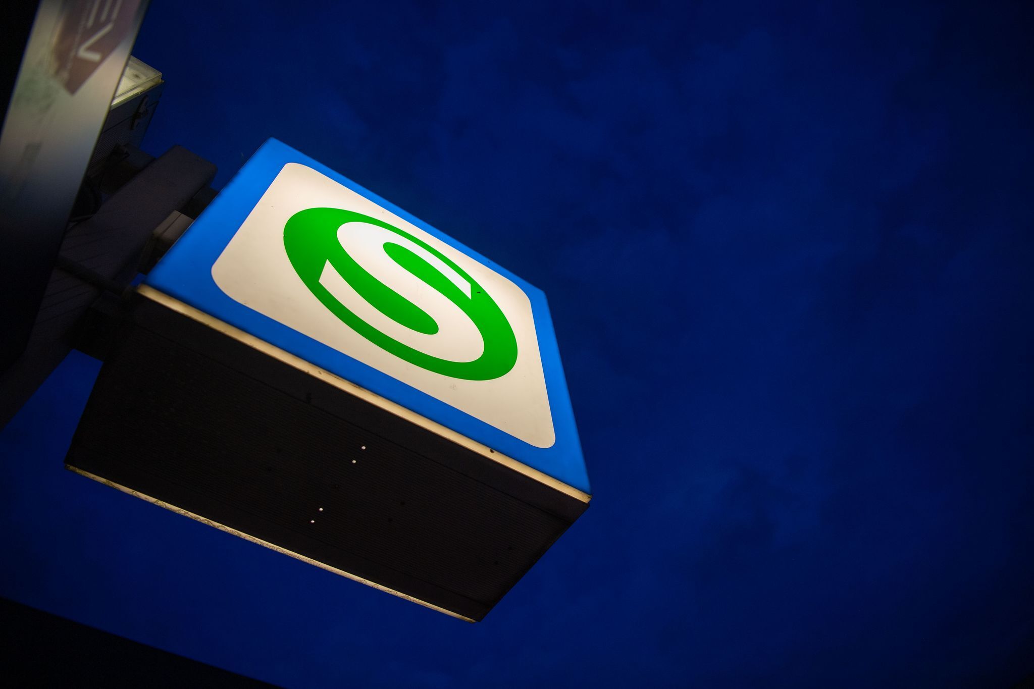 Auto kollidiert mit S-Bahn – Mann fährt weiter