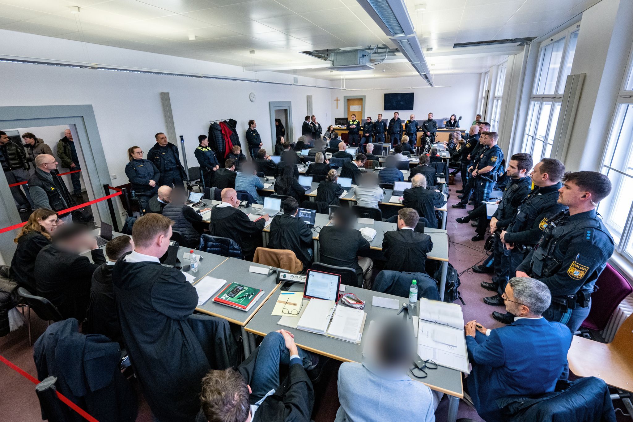 Männer nach Tankstellen-Angriff zu langer Haft verurteilt