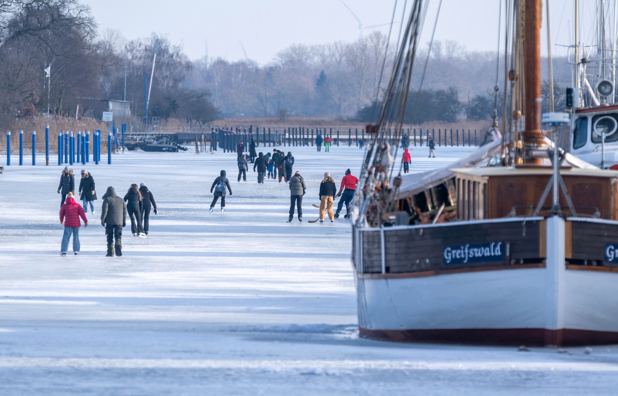Eiseskälte im Nordosten, über zehn Grad am Rhein
