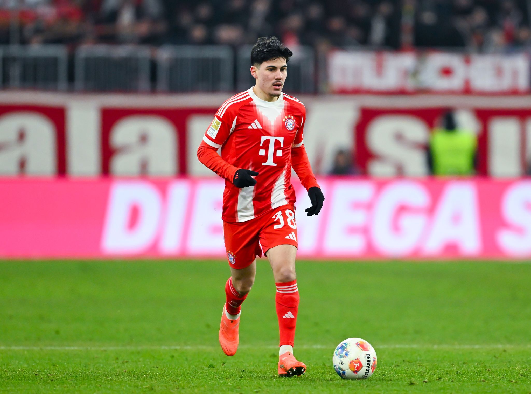 Köln holt Mittelfeldspieler vom FC Bayern München