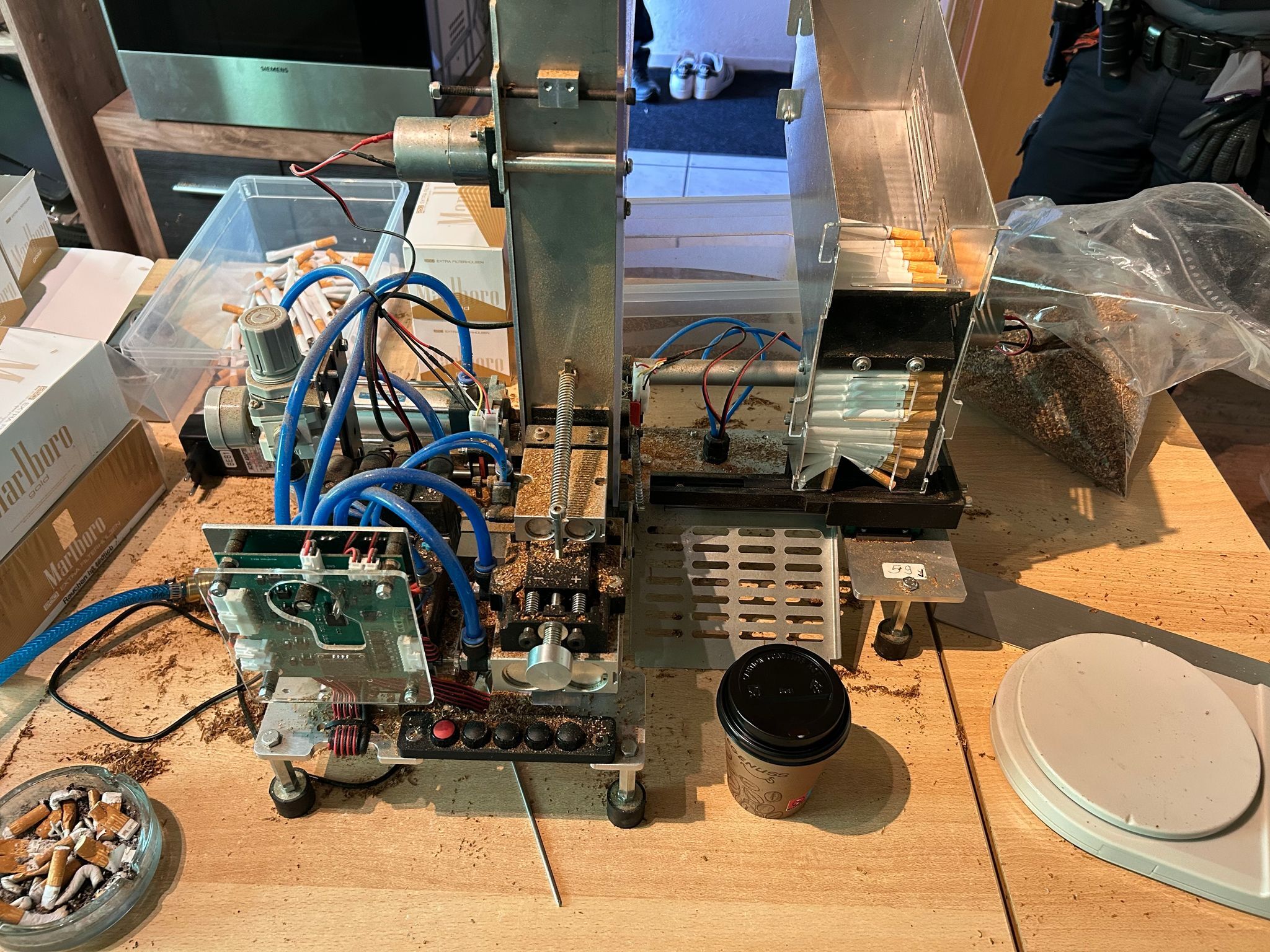 Selbstgebaute Zigarettenmaschine beschlagnahmt