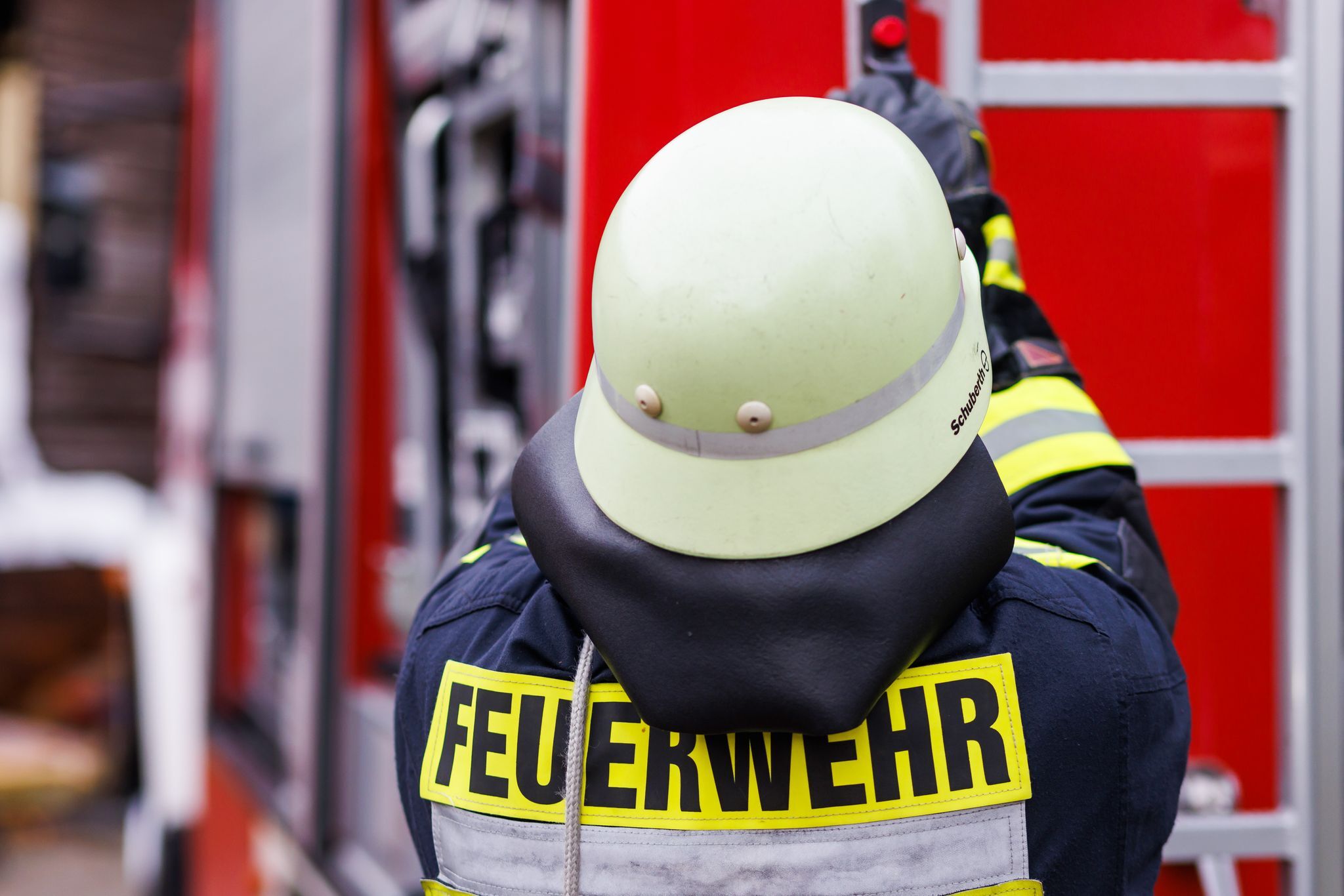Feuerwehr befreit eingesunkenen Teleskoplader