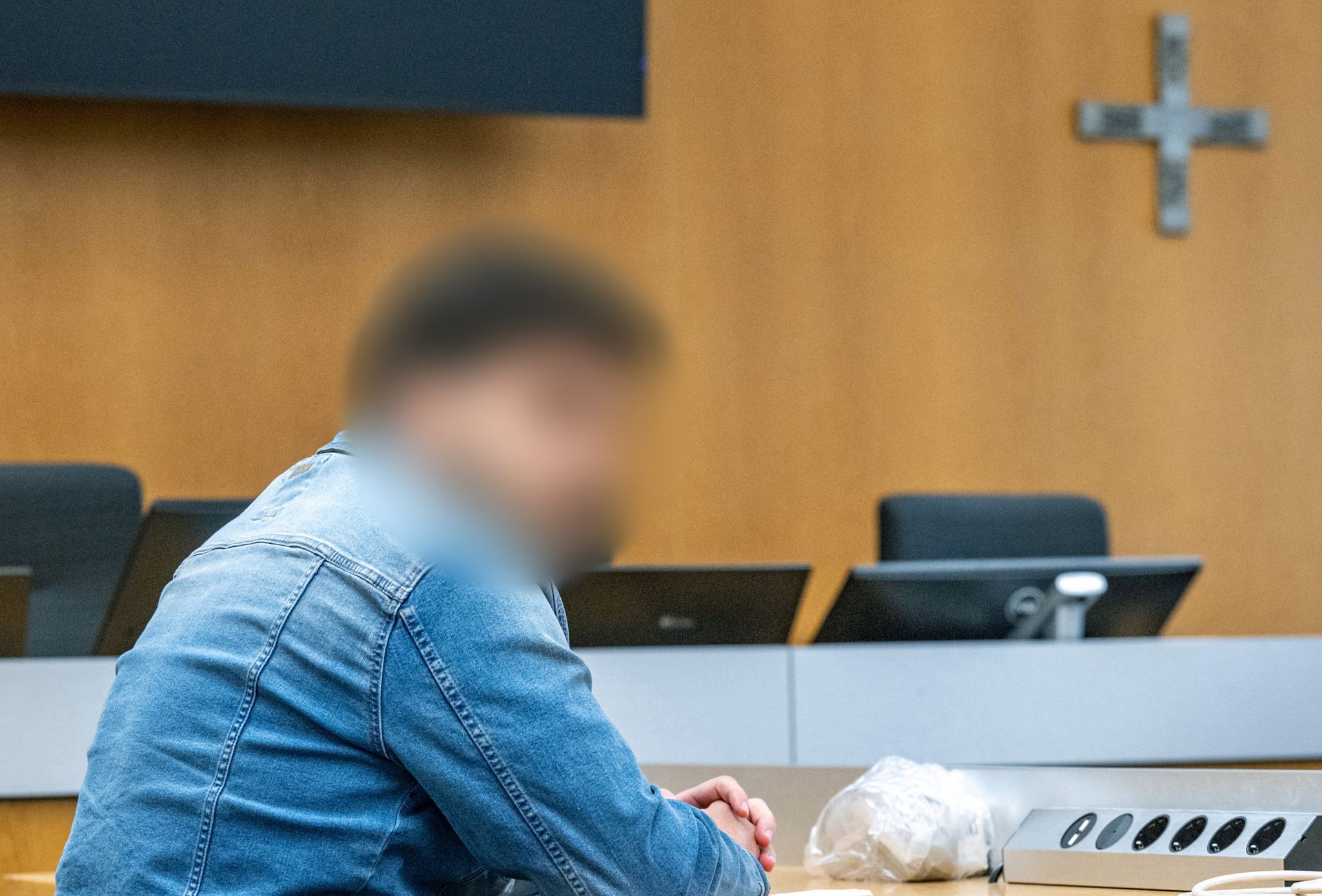 Vater wegen Mordversuchs an dreijähriger Tochter angeklagt