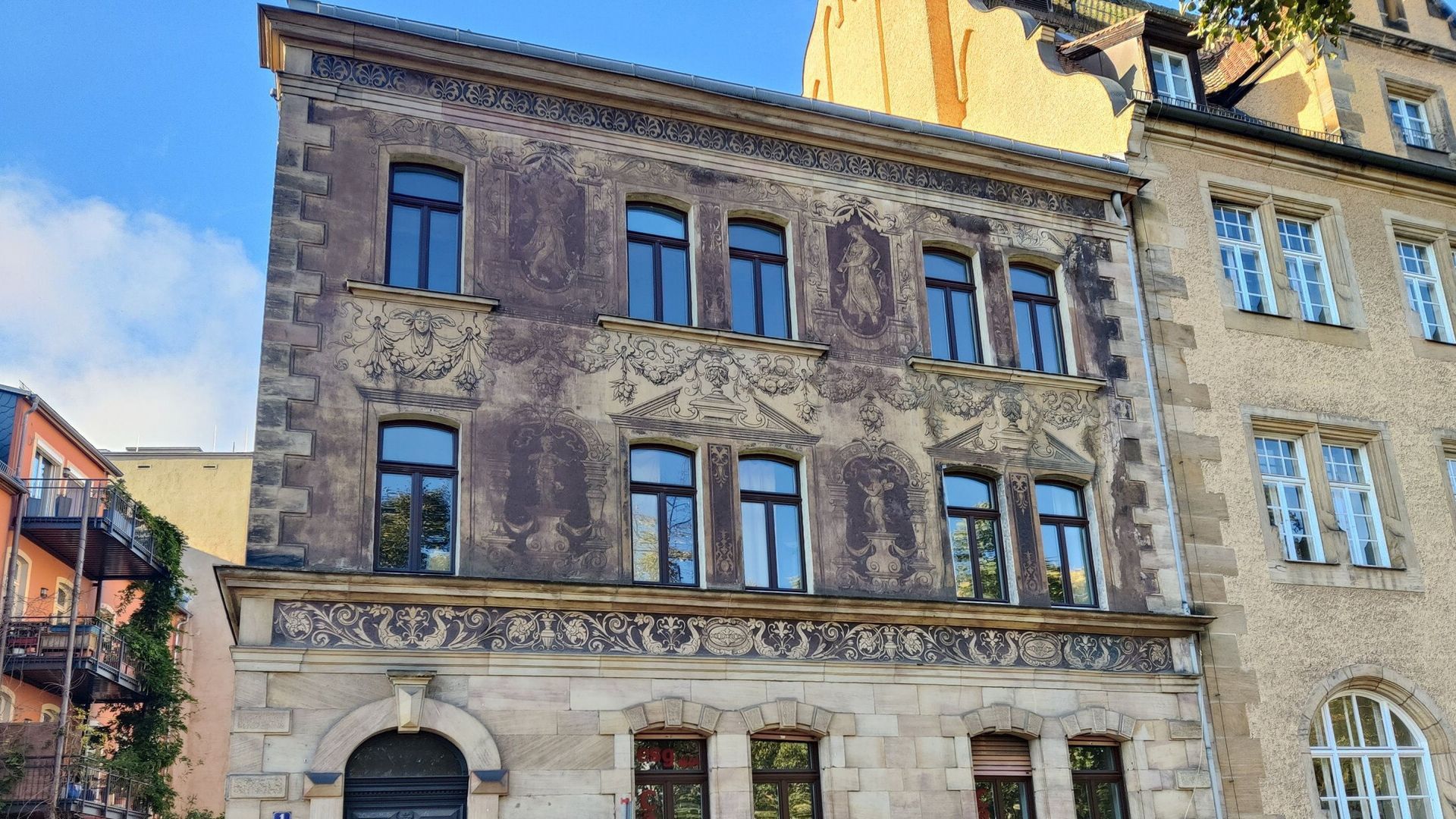 30.000 Euro für einzigartiges Denkmal: Sgraffito-Fassade am Markusplatz wird saniert