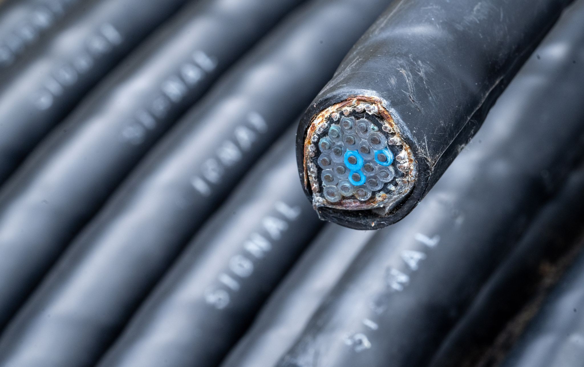 Bahnverkehr wegen Kabelschäden beeinträchtigt