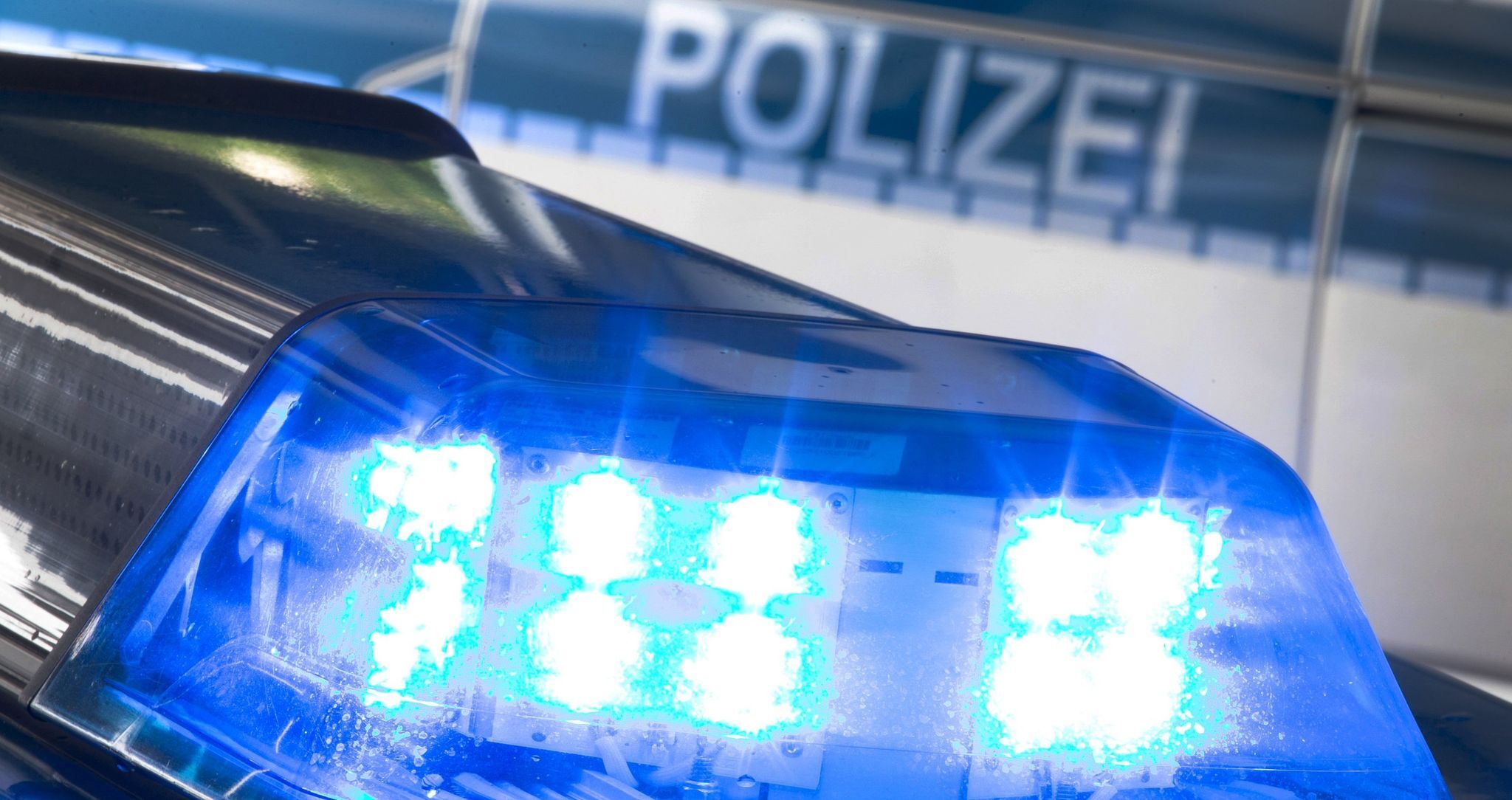 Eisplatten fallen auf Auto – Lkw-Fahrer flüchtet nach Unfall