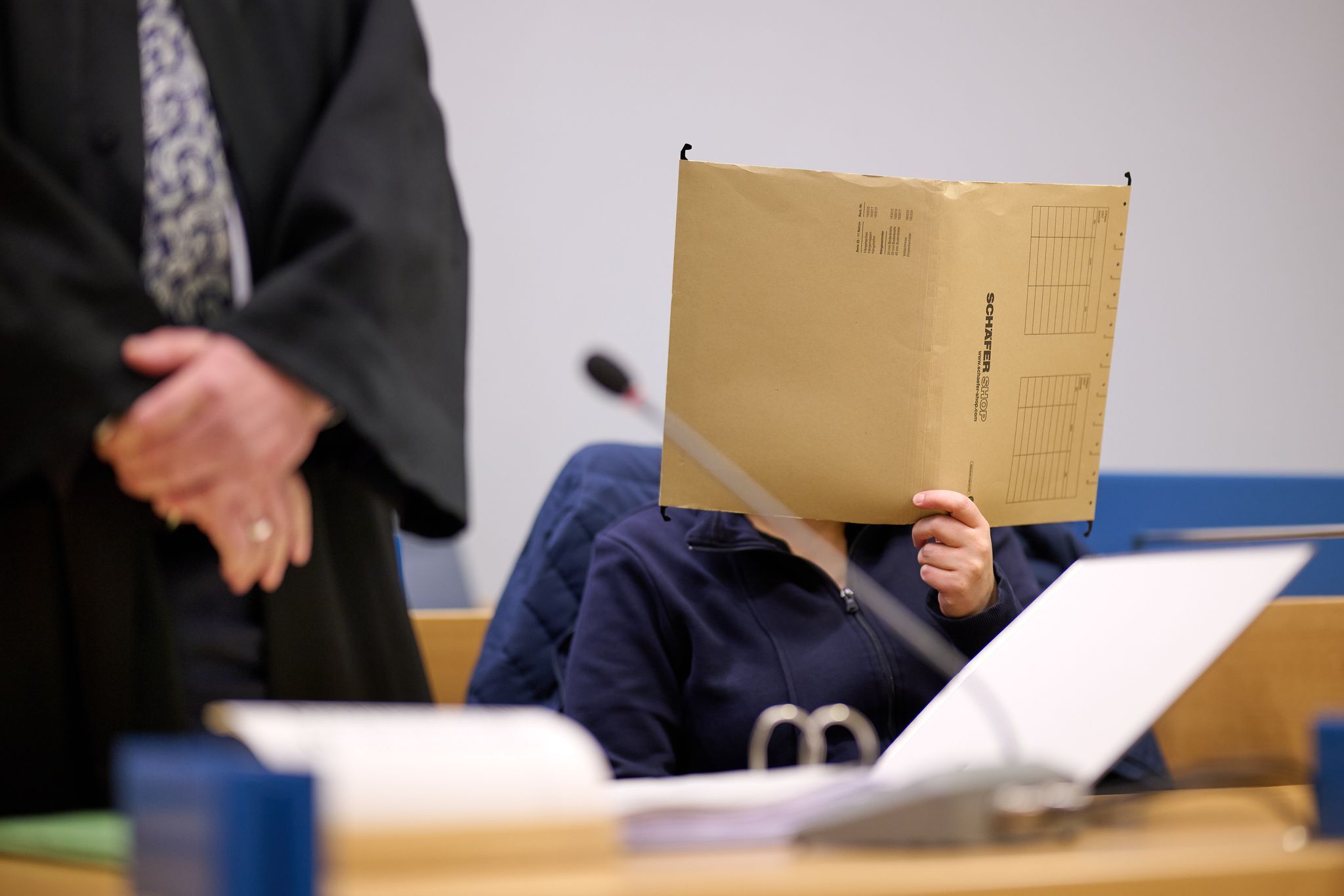 Eingesperrtes Mädchen: Prozess gegen Mutter hat neu begonnen