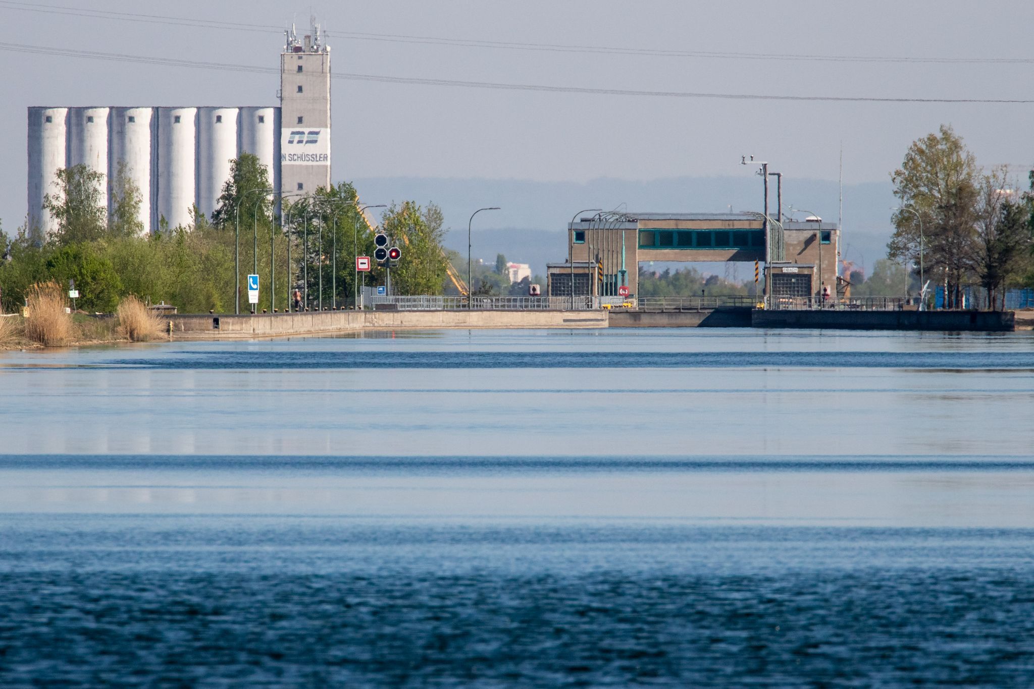 Schiff verliert Öl – Schleuse in Nürnberg gesperrt