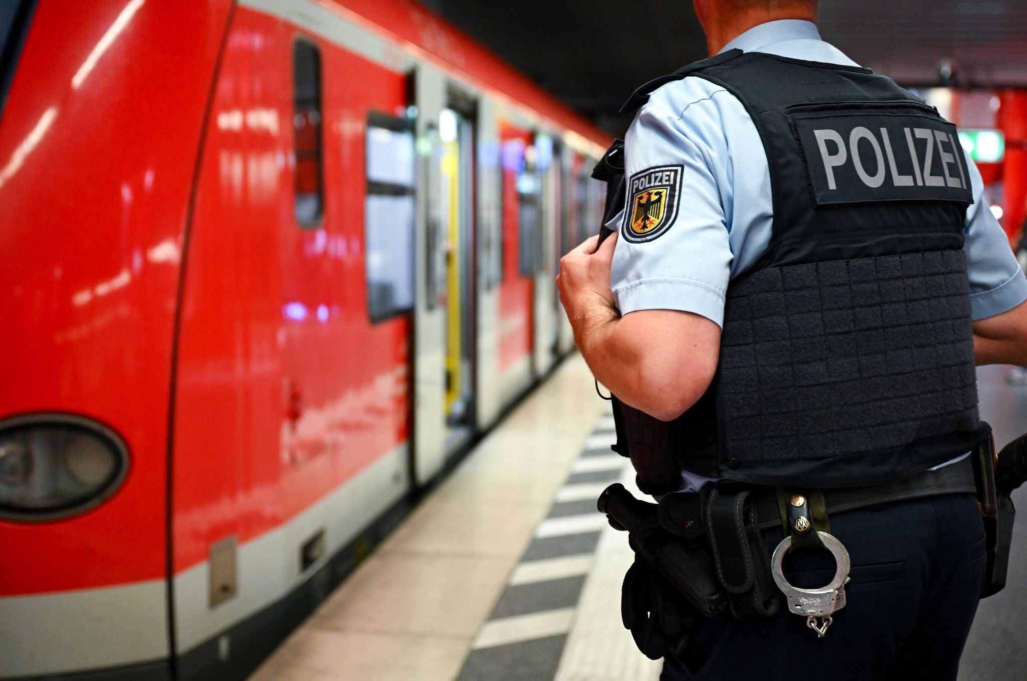 Senior bückt sich nach Tasche und fällt vor S-Bahn