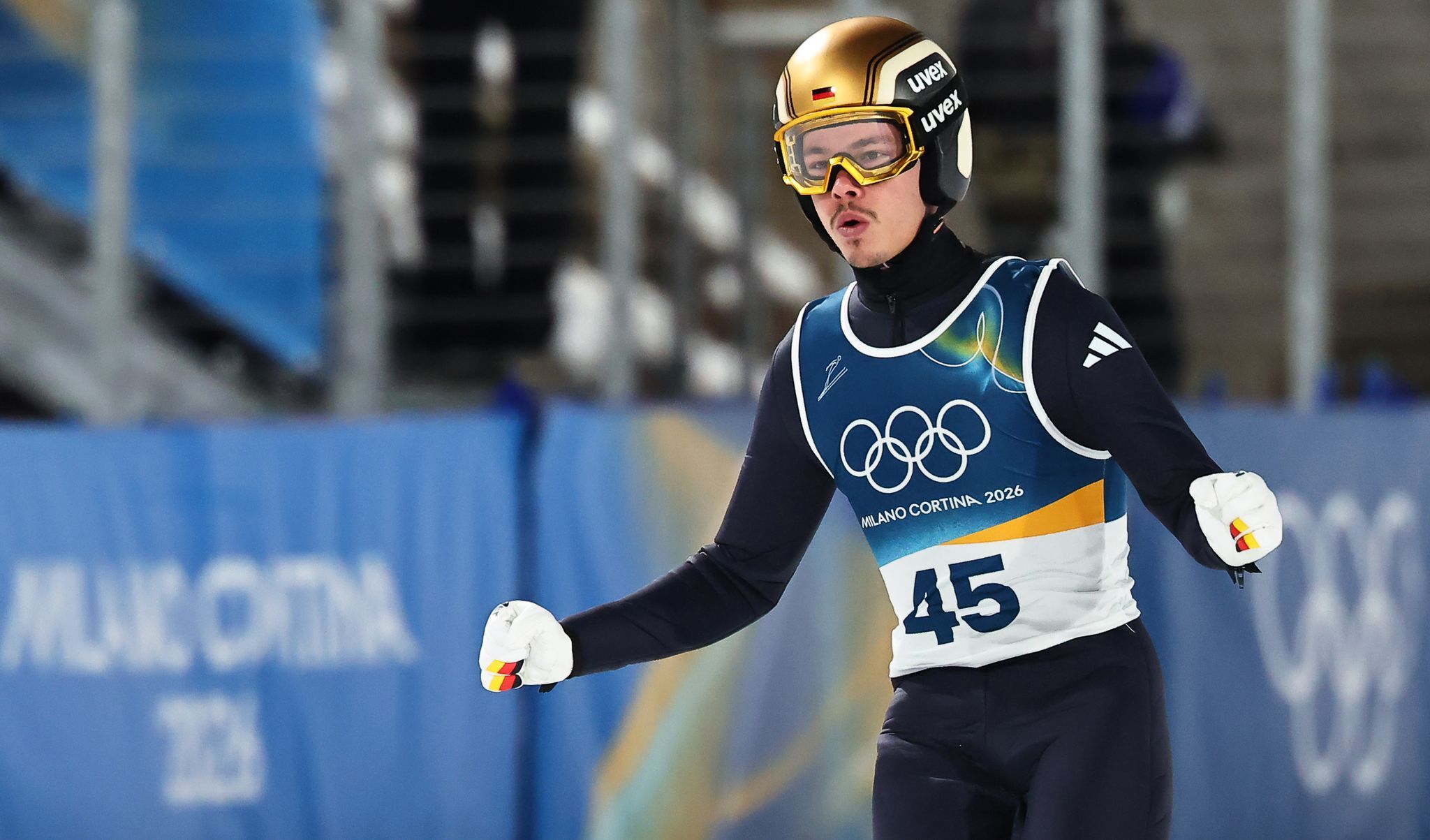 Bei Olympia-Premiere: Raimund holt Gold im Skispringen
