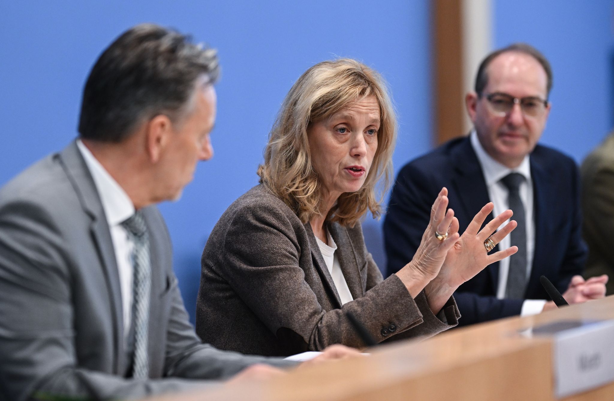 Dobrindt und Prien stellen Studie zu Gewalt vor