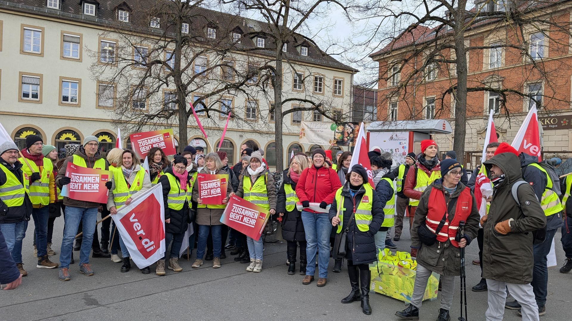 Warnstreik im öffentlichen Dienst: Beschäftigte aus Bamberg fahren zur Kundgebung nach Erlangen