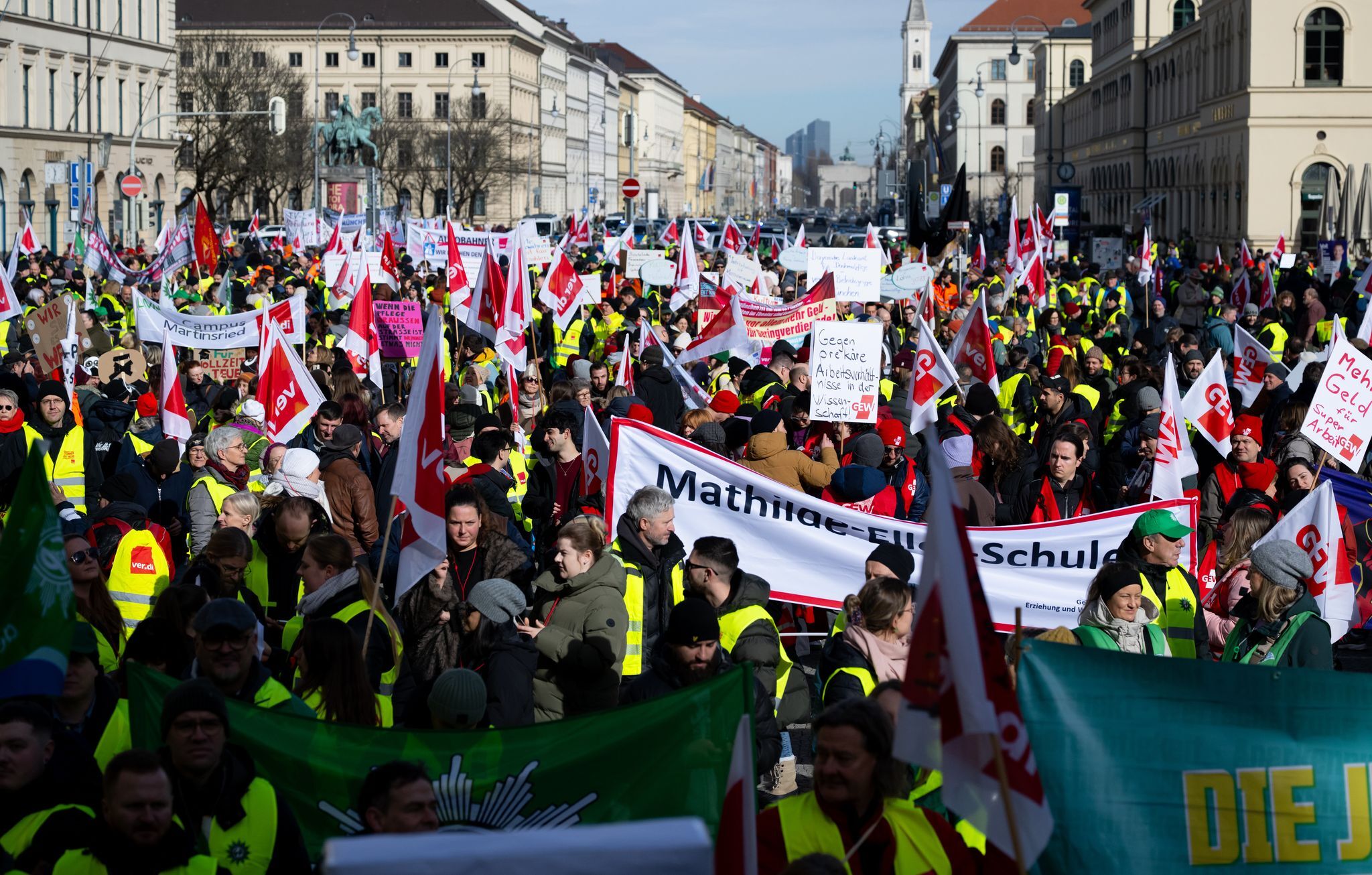 Tausende Menschen bei Warnstreiks in Bayern