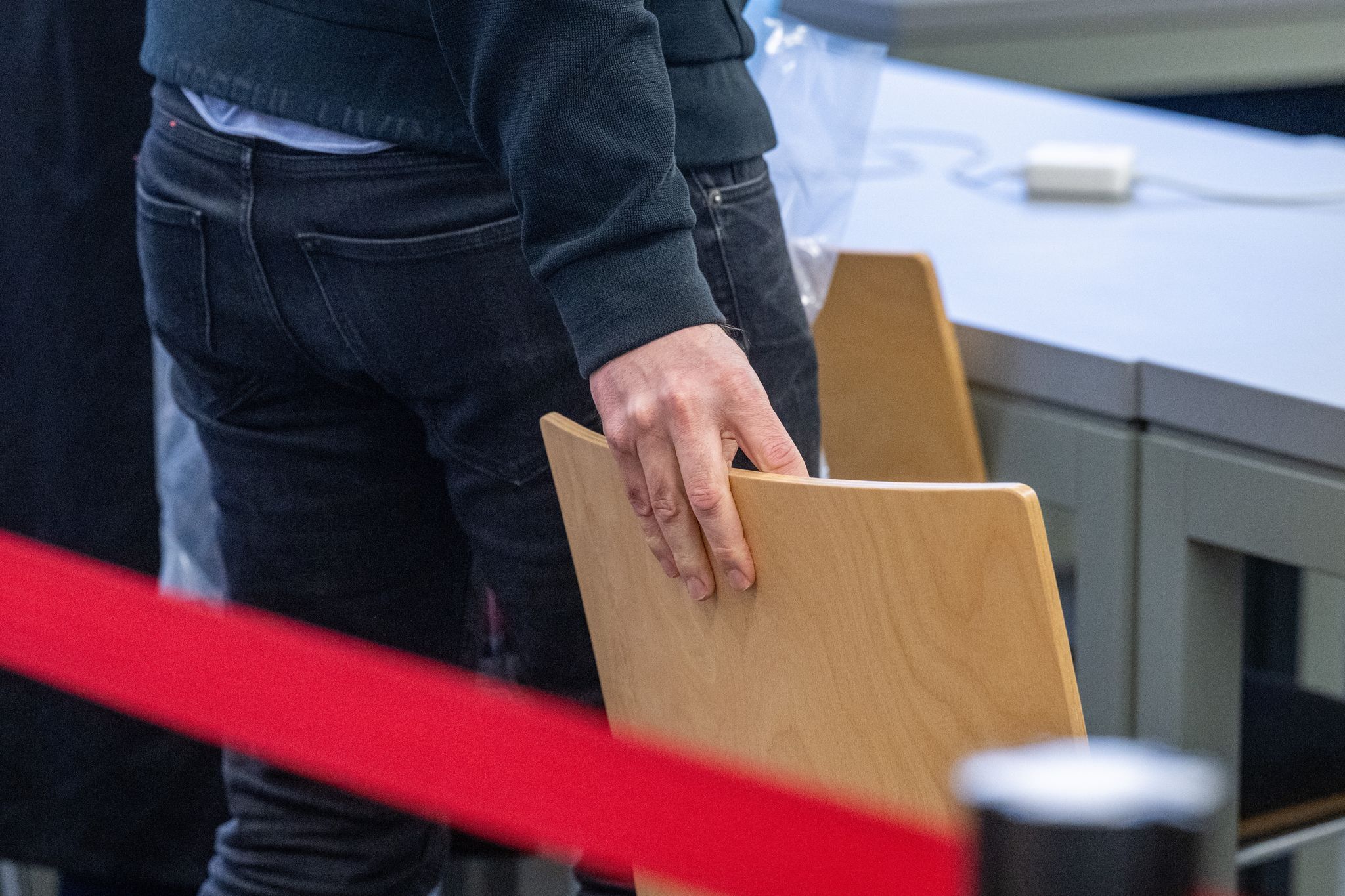 Drogen statt Champagner – Fragen zur Herkunft der Flasche