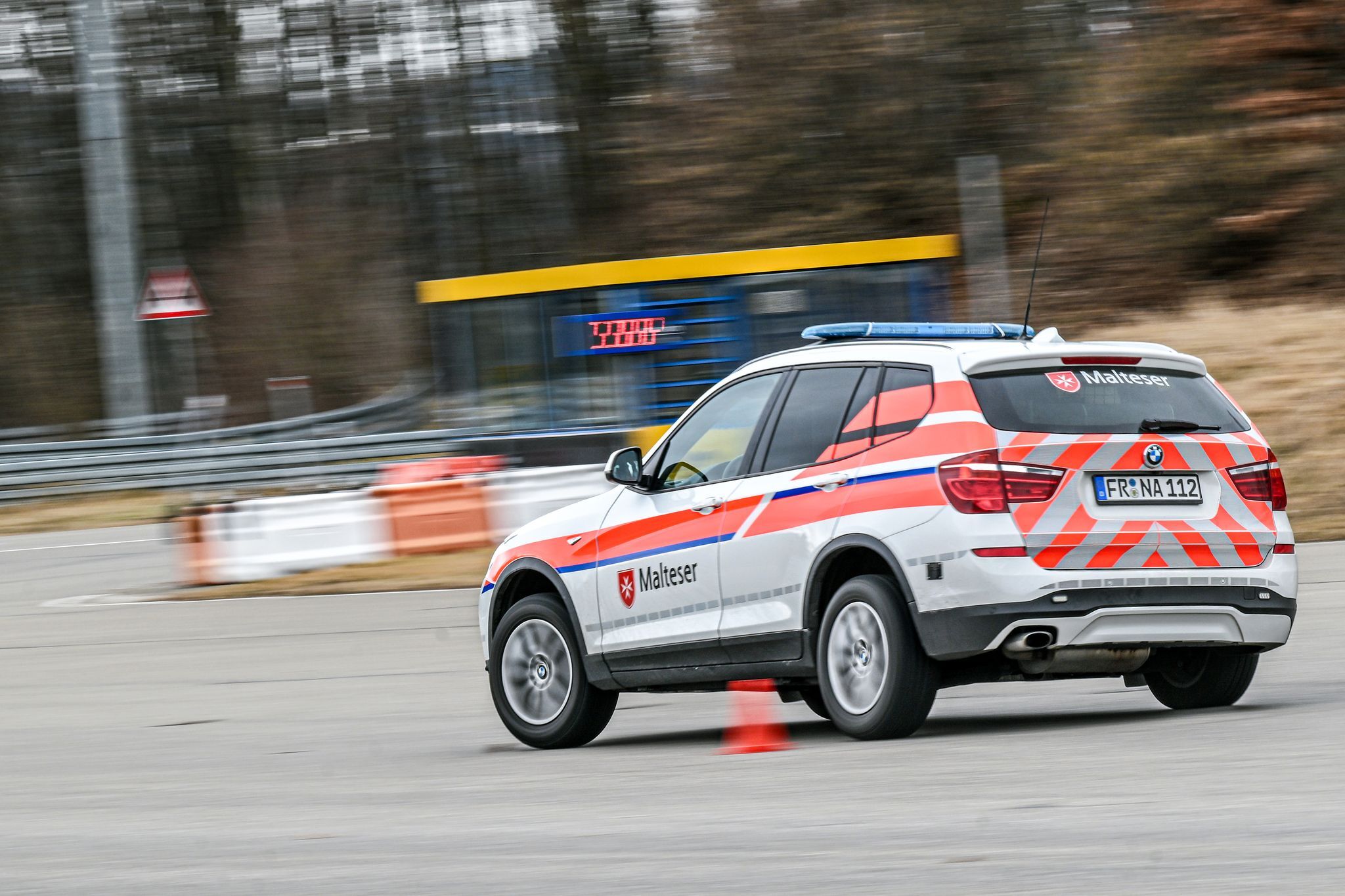 Rallye-Legende schult Rettungskräfte im sicheren Fahren