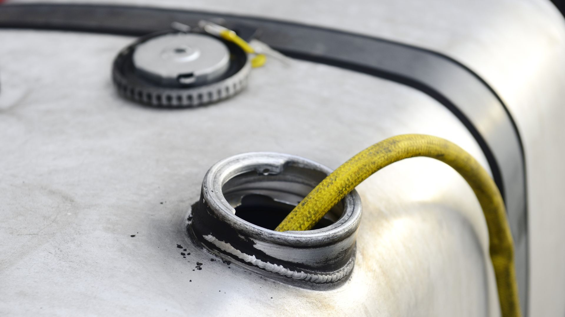 Diesel abgezapft: Unbekannte zapfen auf Parkplatz 600 Liter Kraftstoff ab