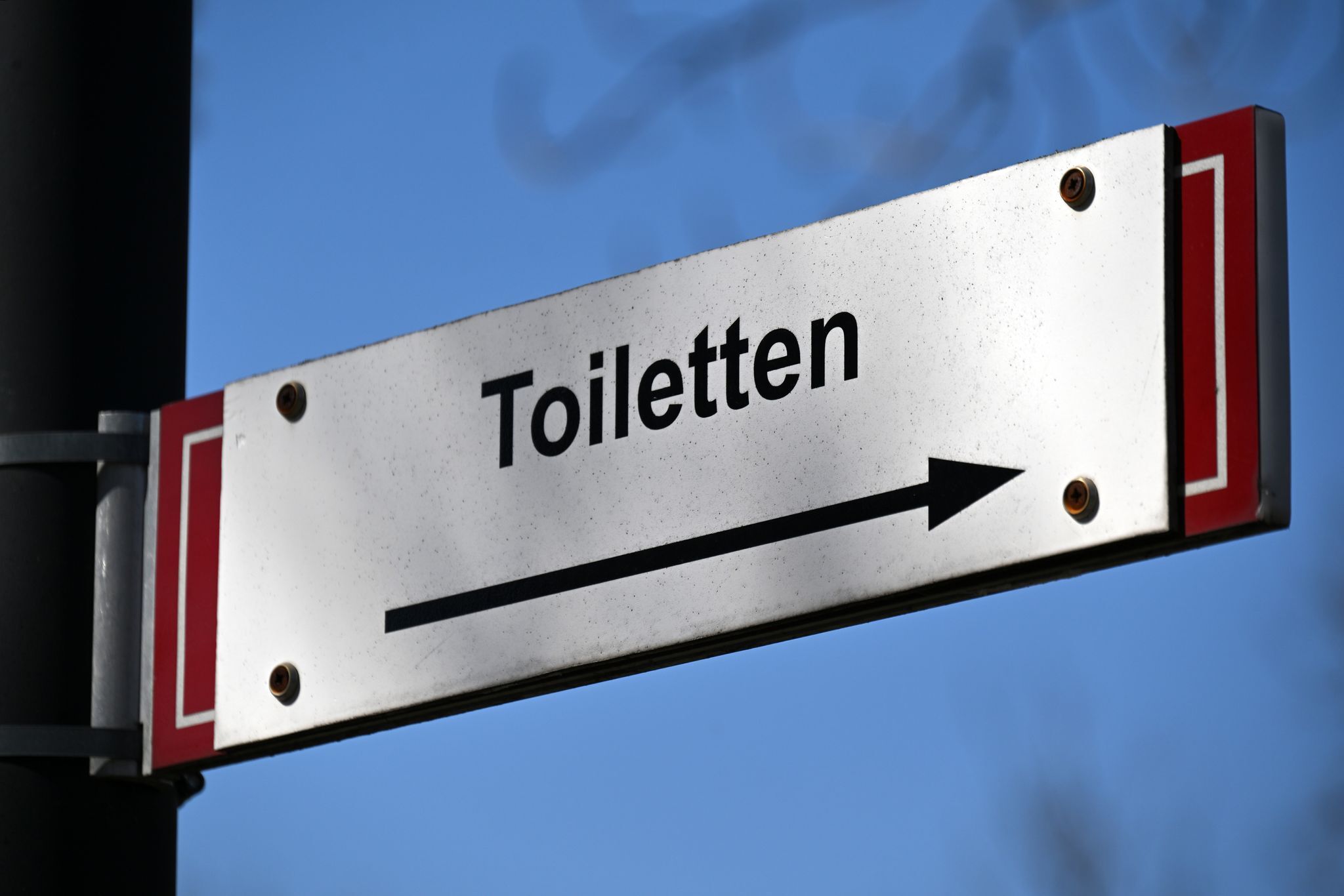Mann belästigt Frau mit Penis durch Loch in Toilettenwand