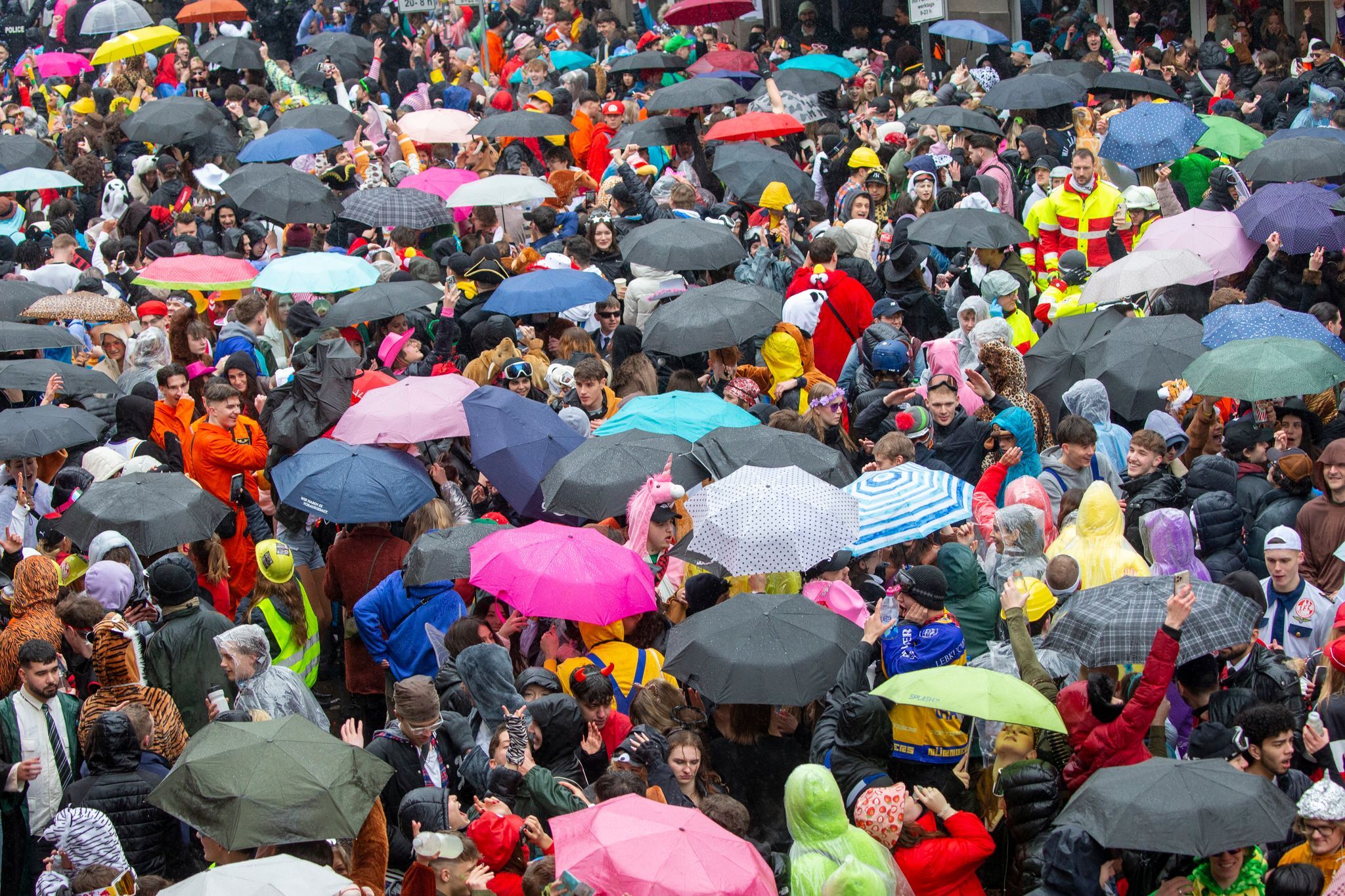 Straßenkarneval beginnt bei schlechtem Wetter