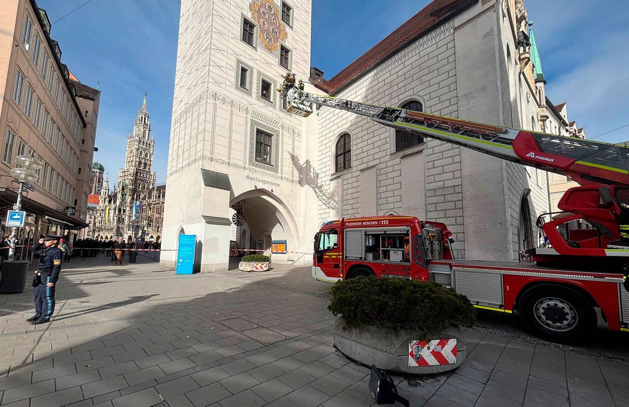 Mann mit Drehleiter aus Münchner Spielzeugmuseum gerettet