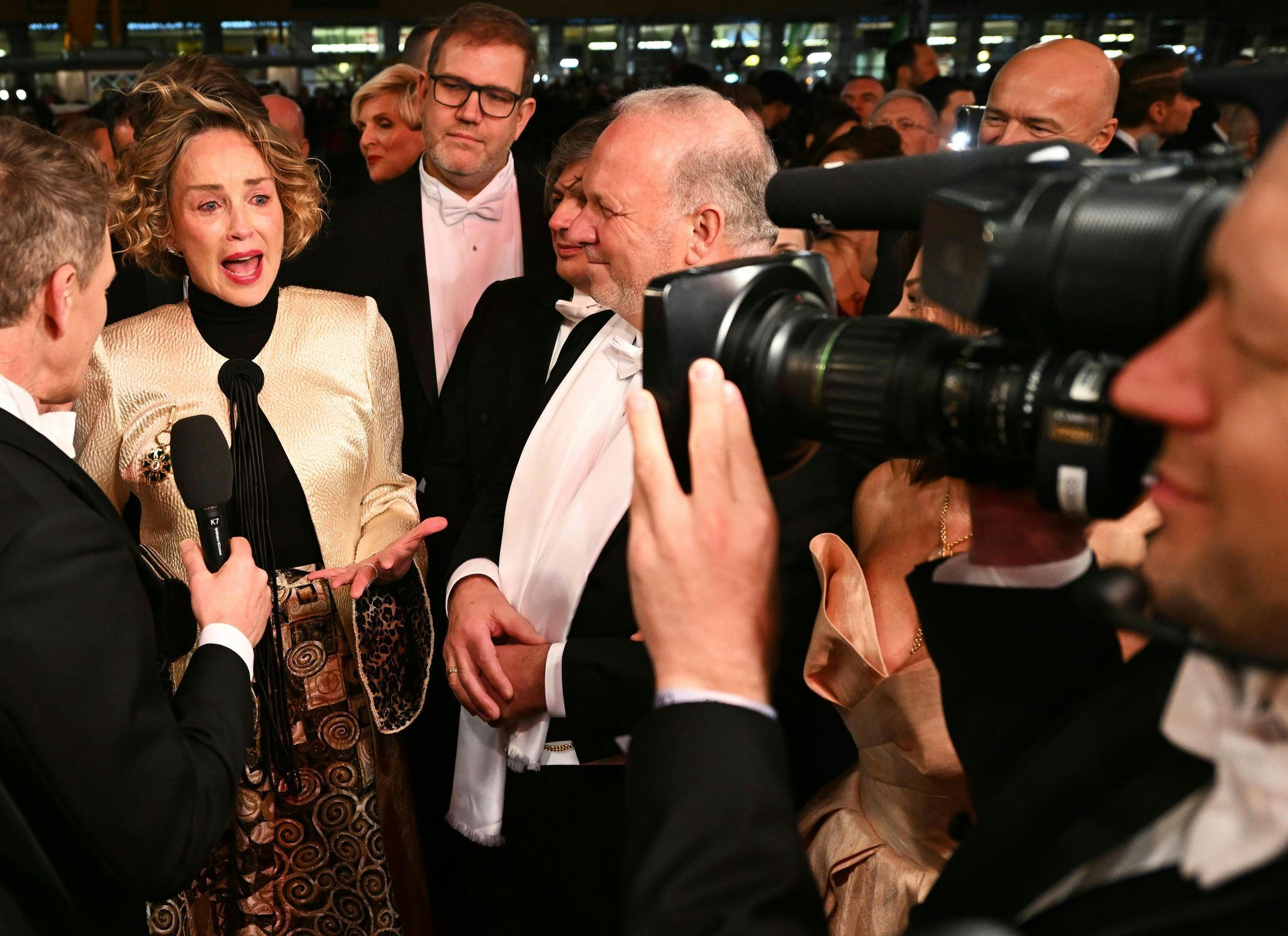 «Überwältigt»: Sharon Stone verlässt kurzzeitig Opernball