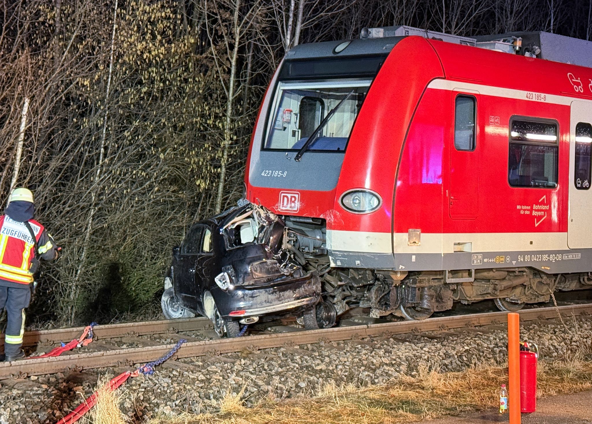 Kleinwagen zerdrückt: tödlicher Unfall mit S-Bahn