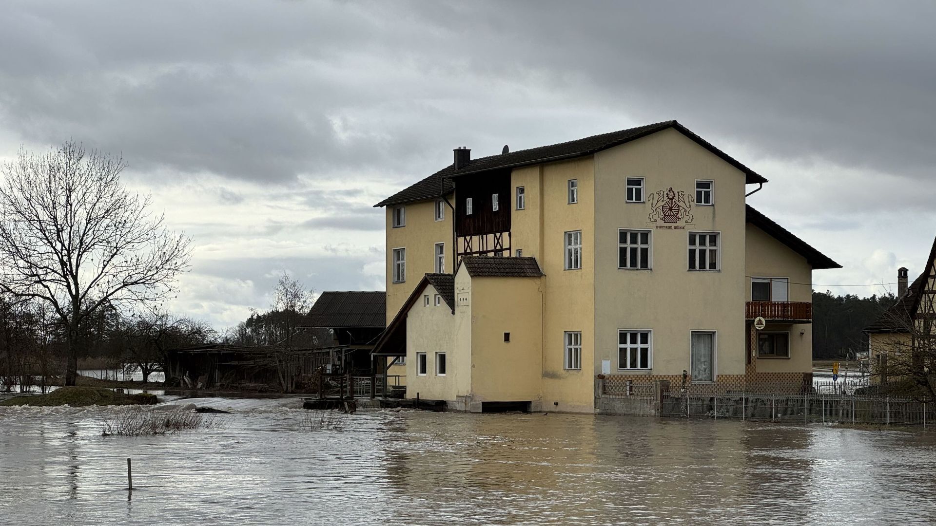 Hochwasser in Franken: Straßen und Häuser stehen unter Wasser