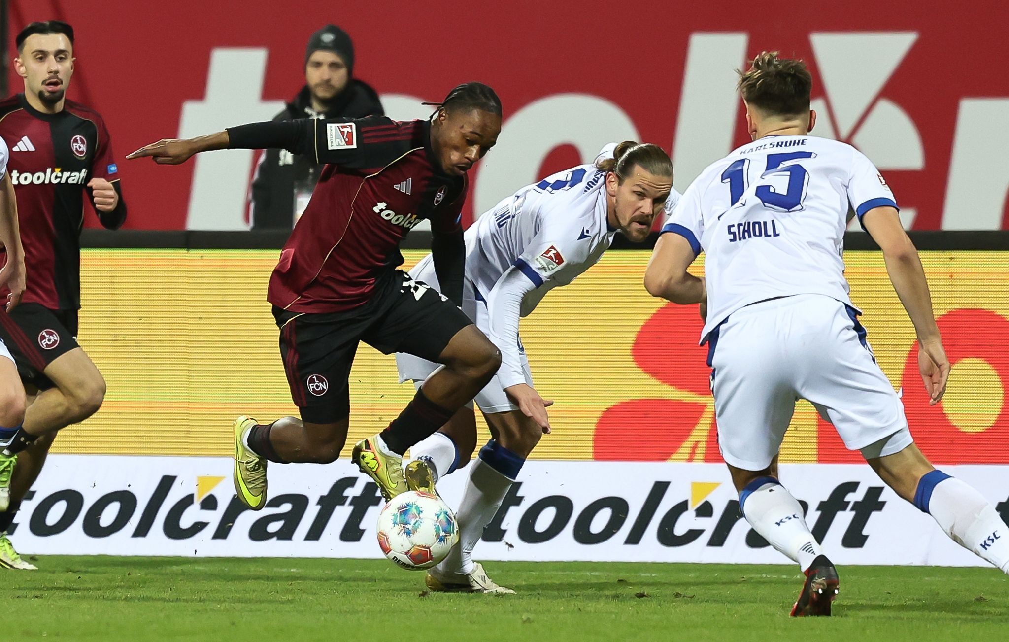 Dreierpack von Zoma – Nürnberg dominiert KSC beim 5:1