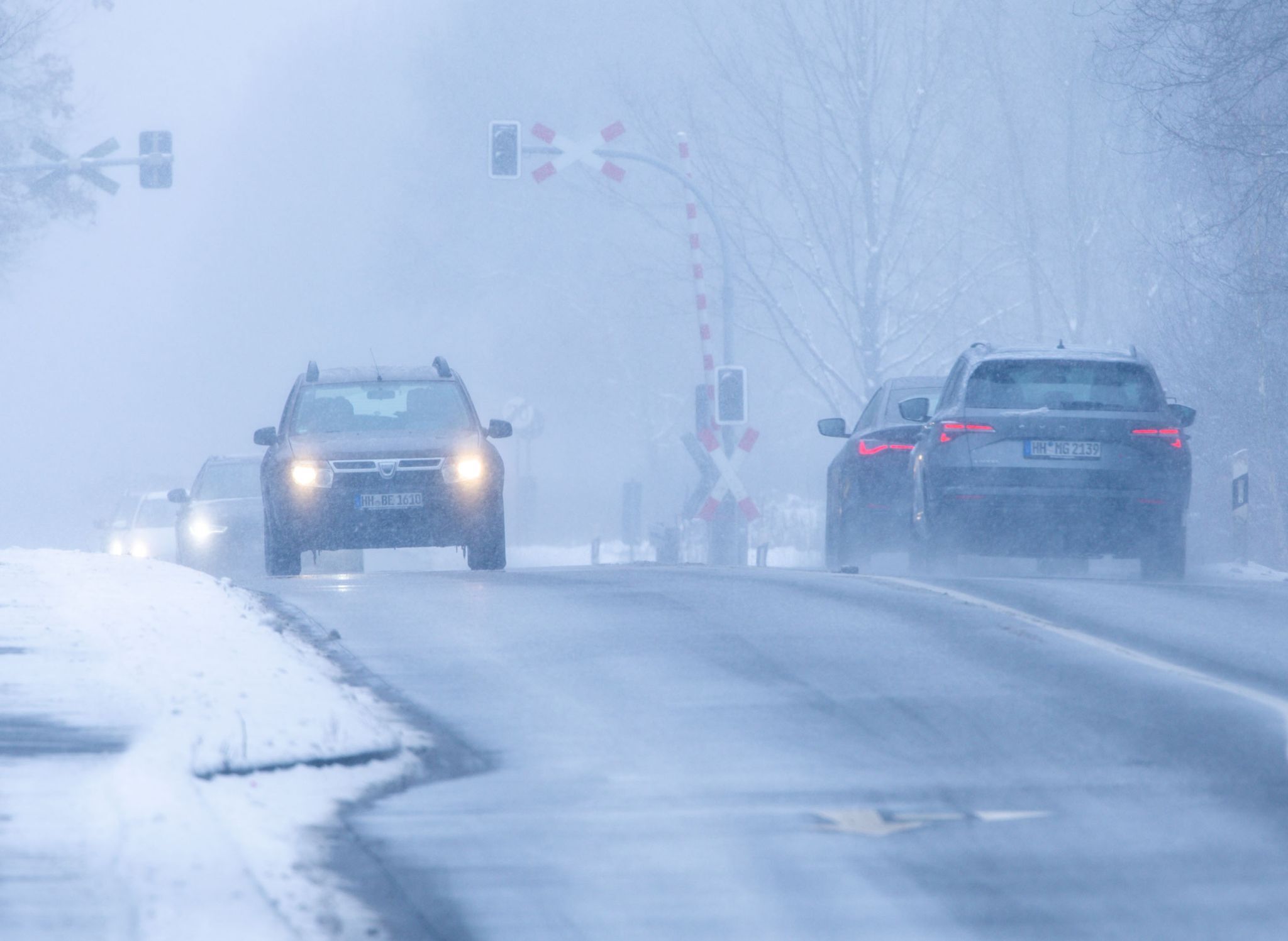 Schneefall und gefrierende Nässe – Glatte Straßen möglich