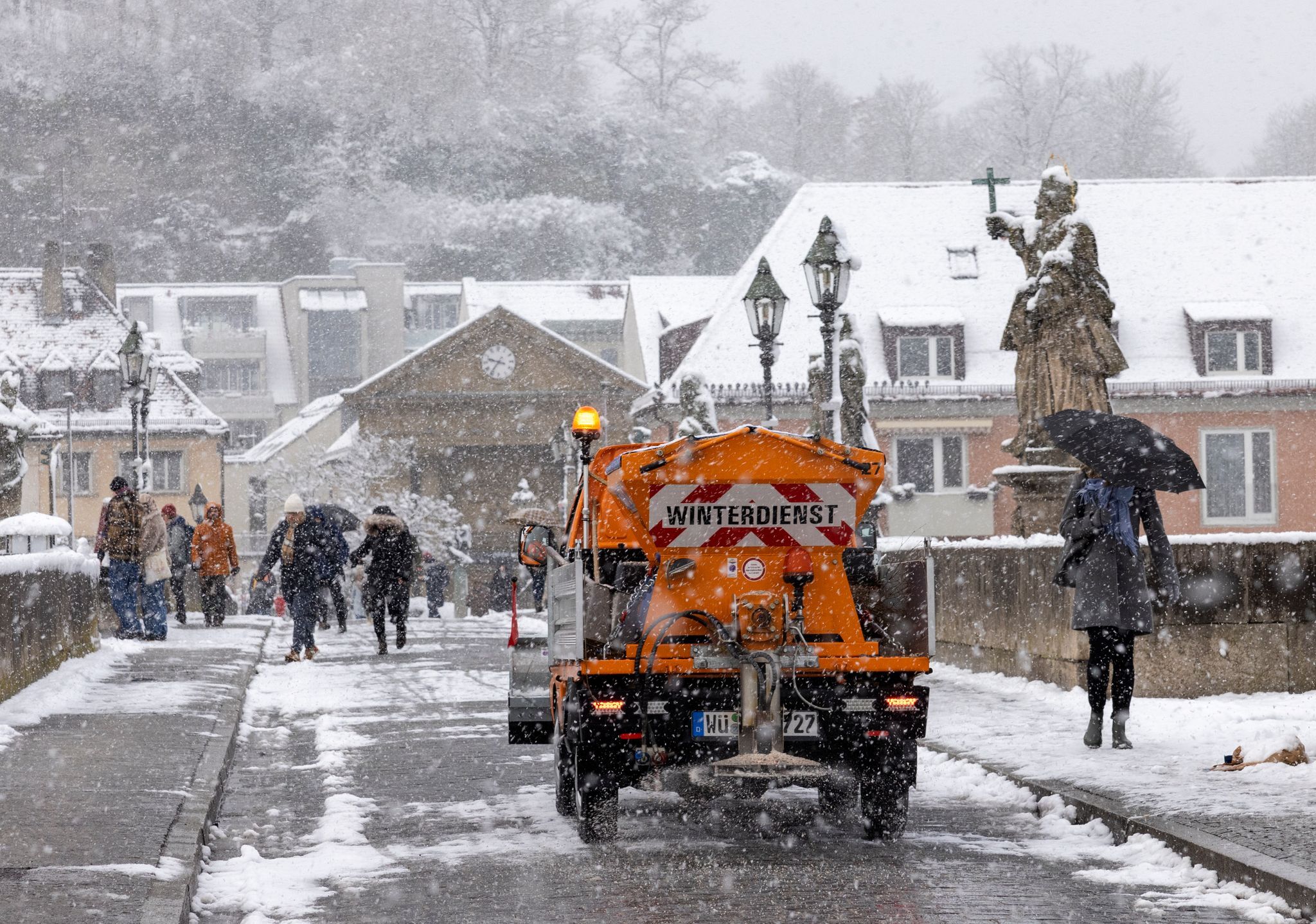 Schneefall legt Busse in Unterfranken lahm
