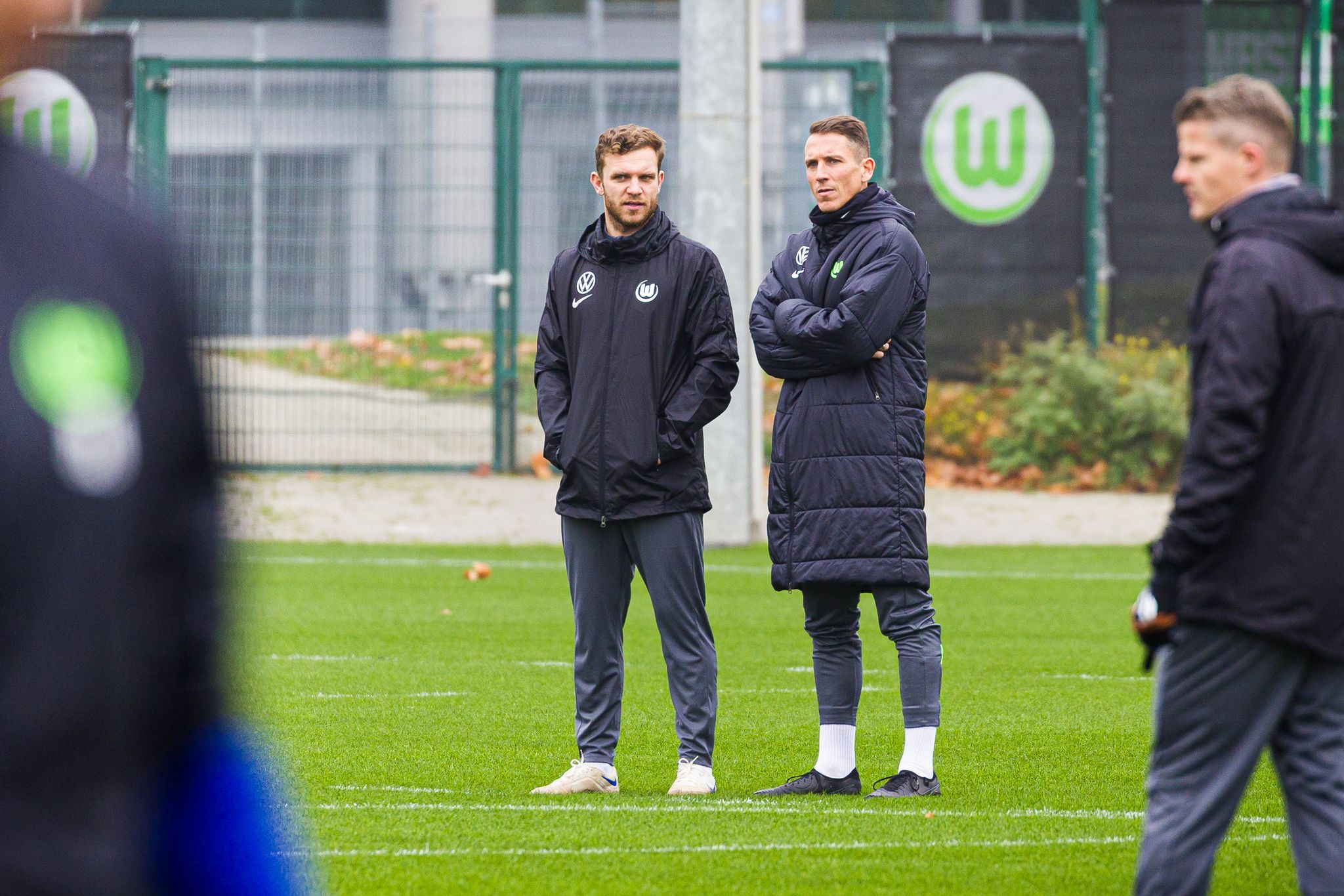 Abstiegskampf-Duell: Wolfsburg läuft mit VW-Arbeitern ein