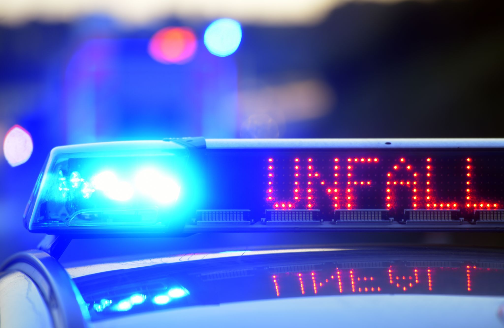 Auto unter Laster gerutscht: Familie schwer verletzt