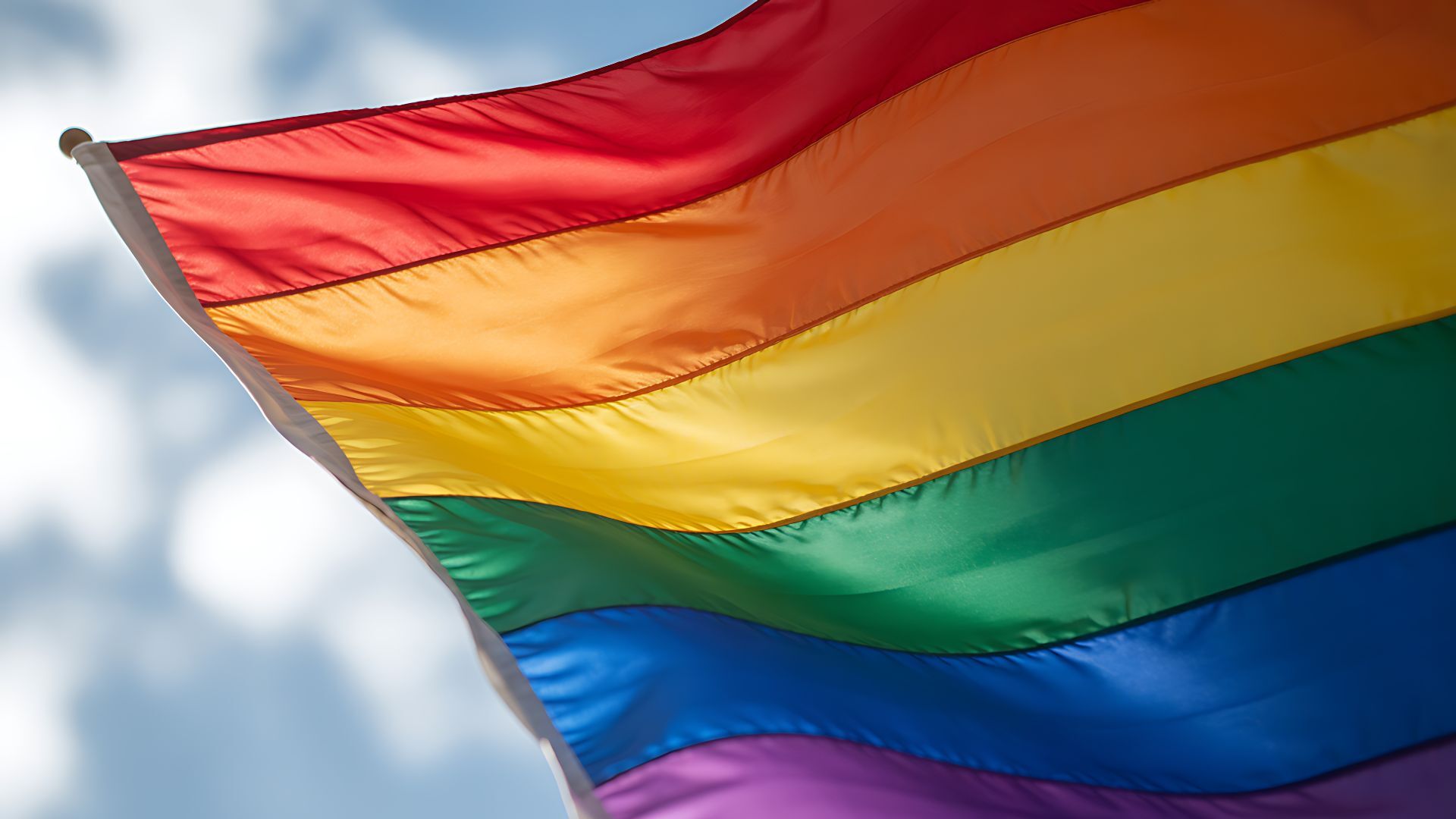 Regenbogenflagge am Feuerwehrgerätehaus sorgt für Aufsehen