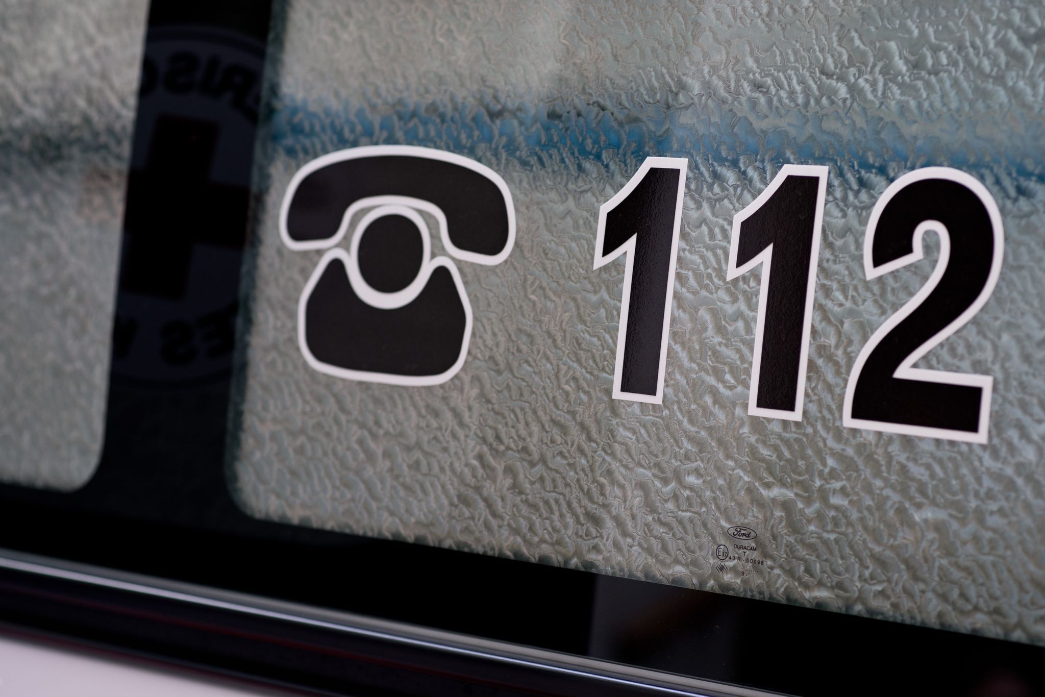 Kinder brechen ins Eis ein – Mädchen bis zum Hals im Wasser