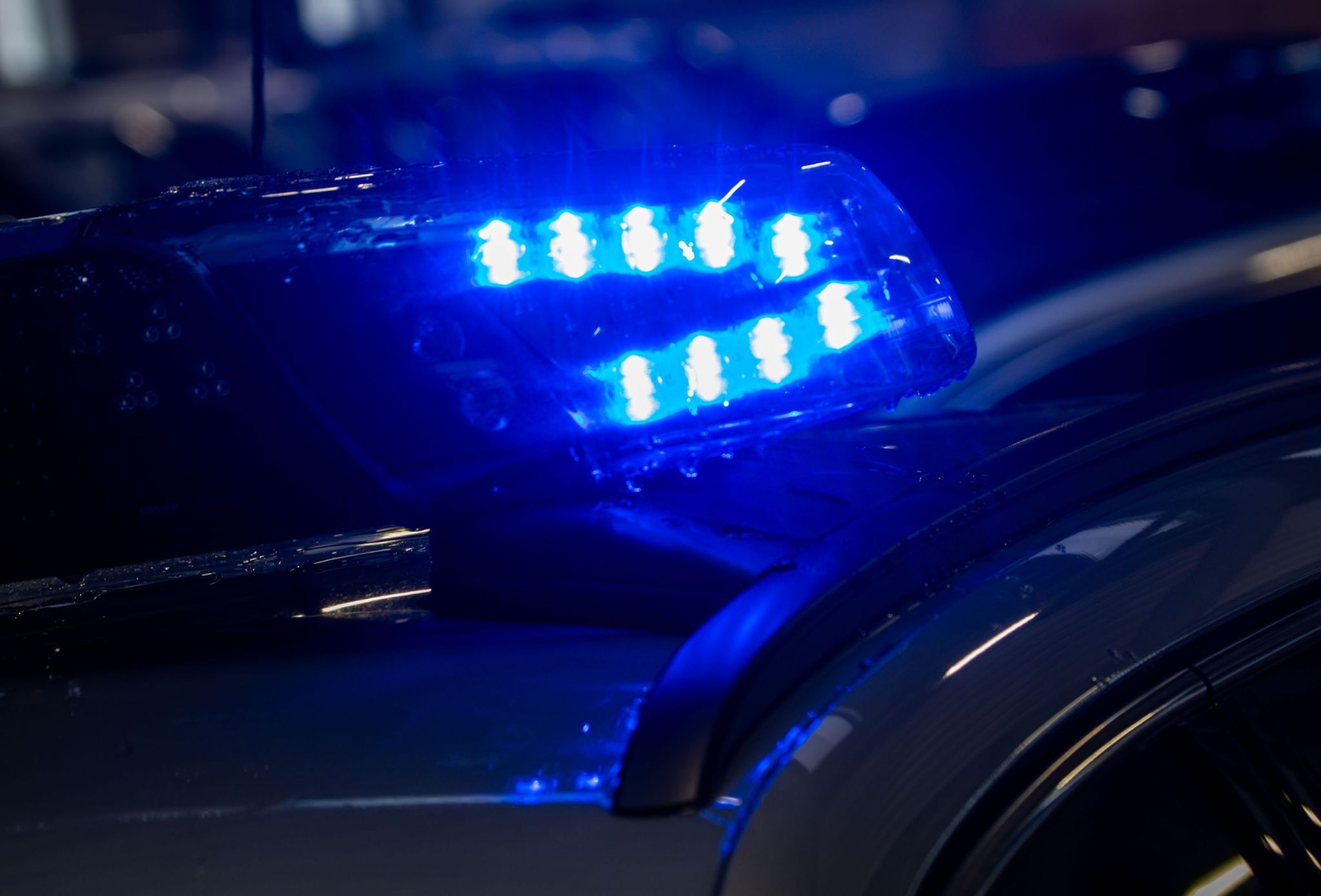 Schlag geht daneben – Angreifer verletzt sich schwer