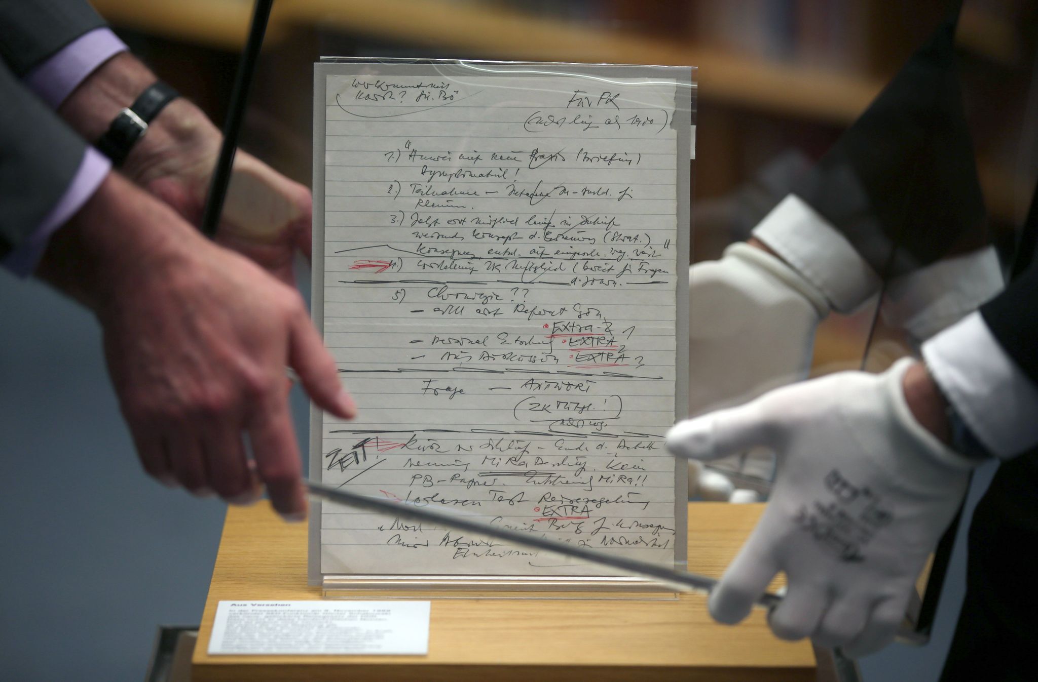 «Sofort, unverzüglich»: Weiter Streit um Schabowski-Zettel